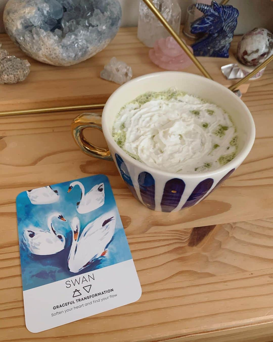 OLIVIAのインスタグラム：「Found a moment this morning for a quick detoxing meditation. (Can be hard when you have a first grader doing virtual distance learning😅) I pulled the swan card today- beautiful deck by @andcrystals Soften your heart and find your flow. ❤️」