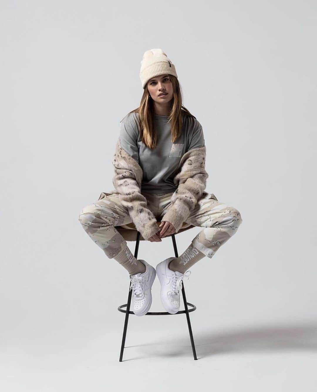 のインスタグラム：「I’m not like a regular mom I’m a cool mom haha this was a fun day with the @stampd crew 😎」