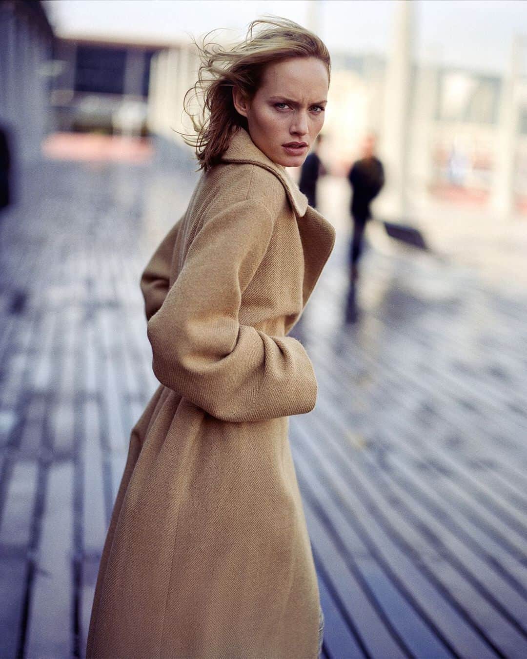 ZARAさんのインスタグラム写真 - (ZARAInstagram)「Archive Collection 1996/2012 — Launching a re-edition of iconic classics from our archives.   Autumn/Winter 1998/99 Amber Valletta by J.M.Ferrater  Reviving Zara campaigns from the last decades, the collection features re-edited garments from past seasons that are showcased through a selection of campaign images, giving them an updated look. #zarawoman #zaraaarchives」10月9日 2時12分 - zara