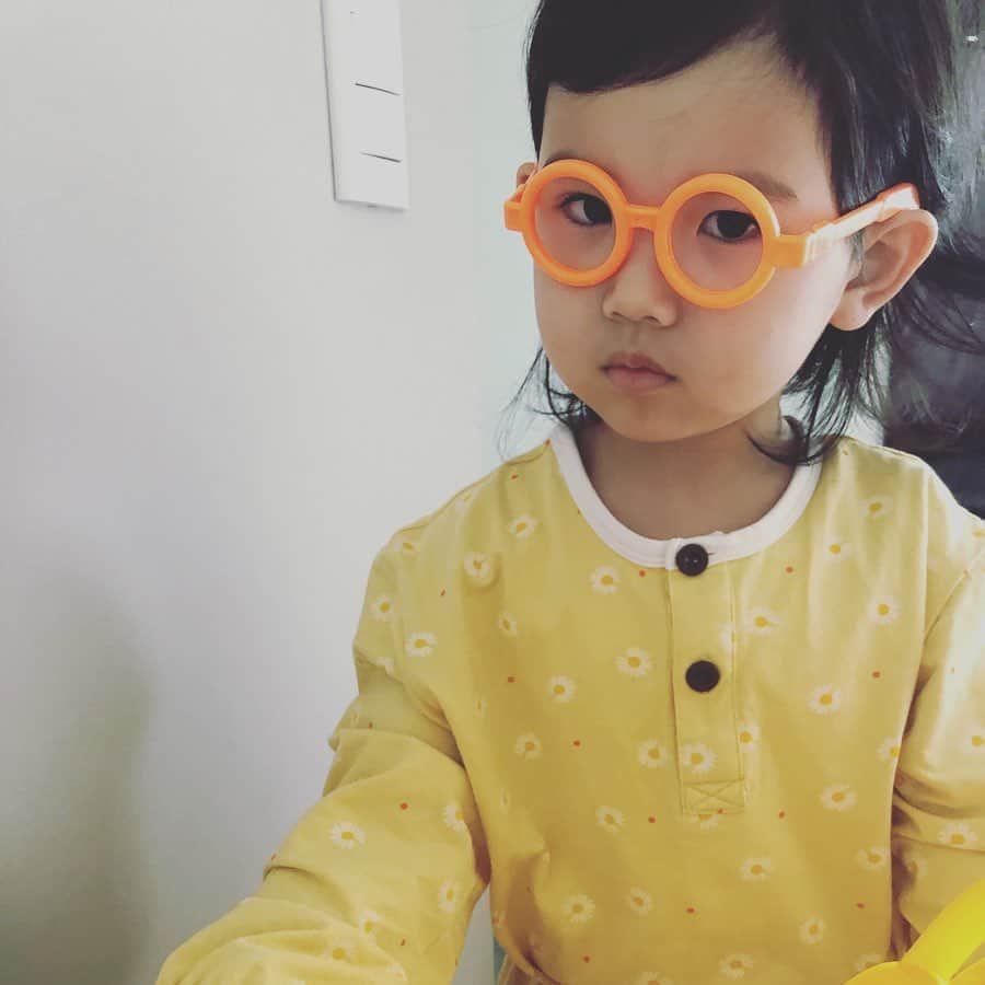 パク・ジョンチョルのインスタグラム：「안경을 하나 구입했어요..어때요? 어울리나요? 화난건 아니예요 ㅋ #저잘크고있어요💕」