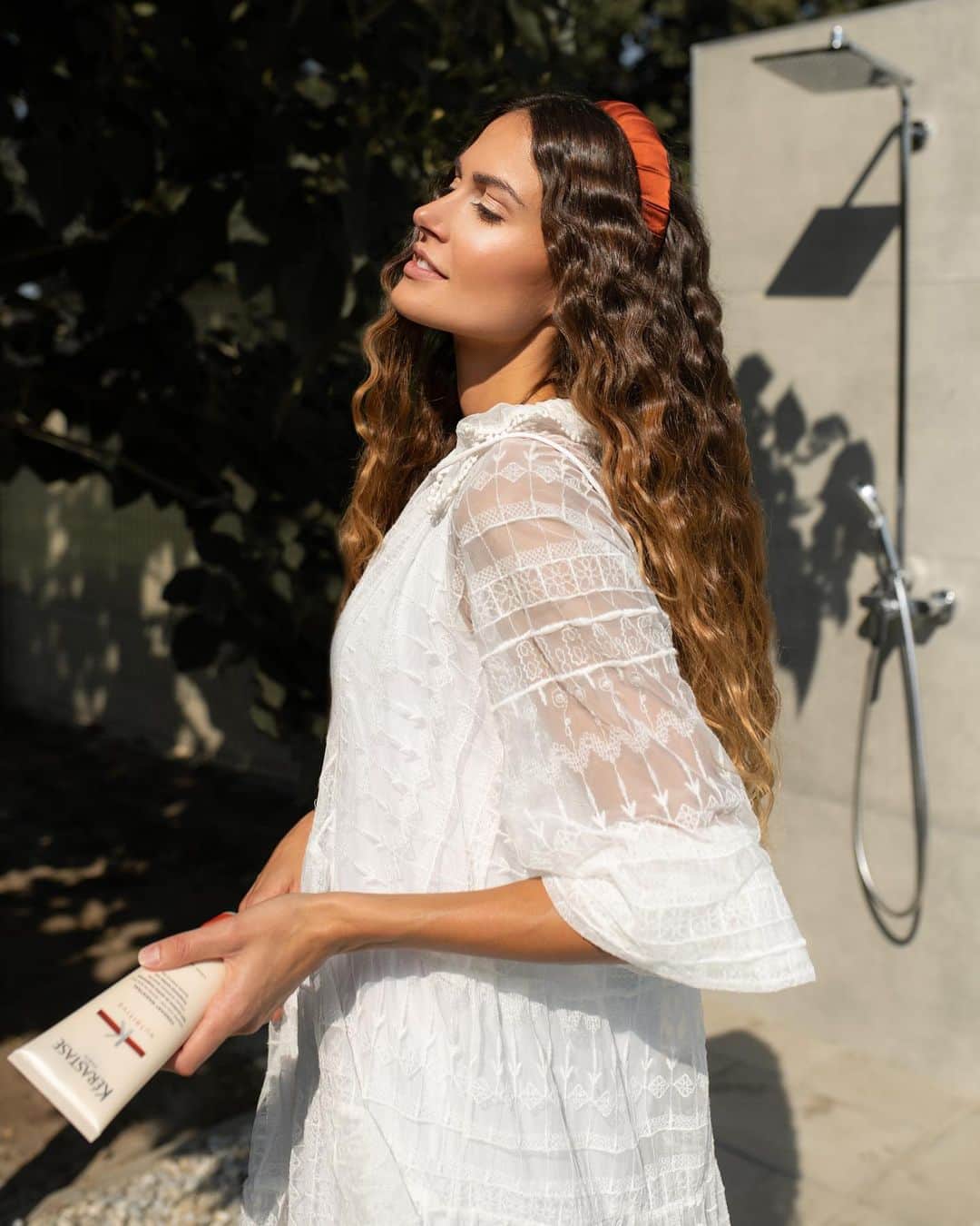 ズザンナ・ヤカボスのインスタグラム：「im a proud @kerastase_official ambassador for a few years now and the #nutritive collection is my favorite, if you ask. but you don’t.😹 Never mind, enjoy these summer pics 💛🌞🧡⛱ . . . . #kerastaseclub #kerastaseambassador #kerastase #wecare #longhair #kerastasenutritive #summervibes #summerisalifestyle #bikini #swimmer #athlete」