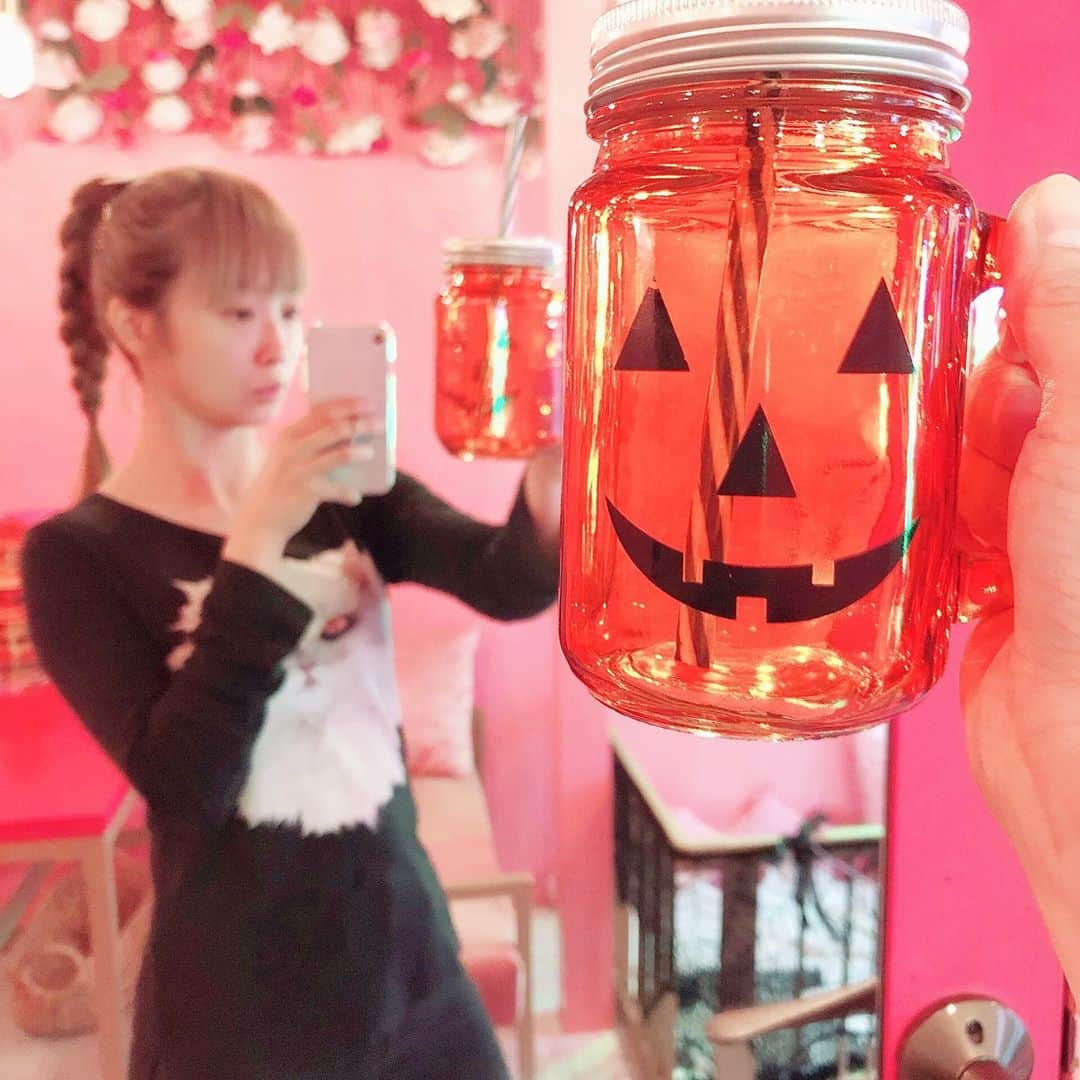 茉里のインスタグラム：「可愛いパンプキングラス🎃  #浅草quluqulu  #halloween  #浅草カフェ」