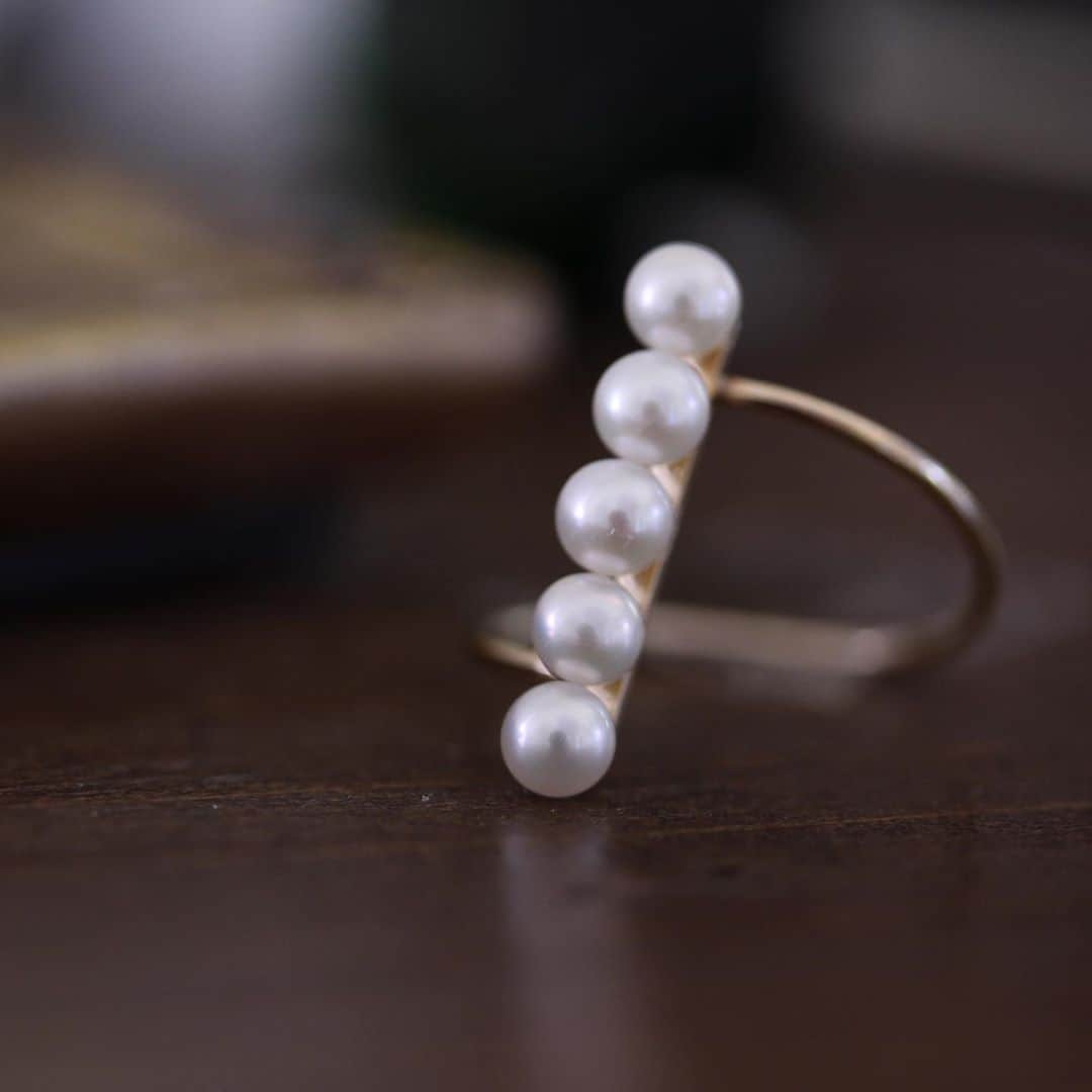 erudo_jewelry salonさんのインスタグラム写真 - (erudo_jewelry salonInstagram)「大人っぽいパールのリングを身につけて  #エルドーerudo  #福山市で結婚指輪を選ぶなら  #パールリング  #真珠の指輪 #女子の憧れ #大人コーデ  #カジュアルコーデ  #大人女子」10月9日 13時12分 - erudo_jewelry