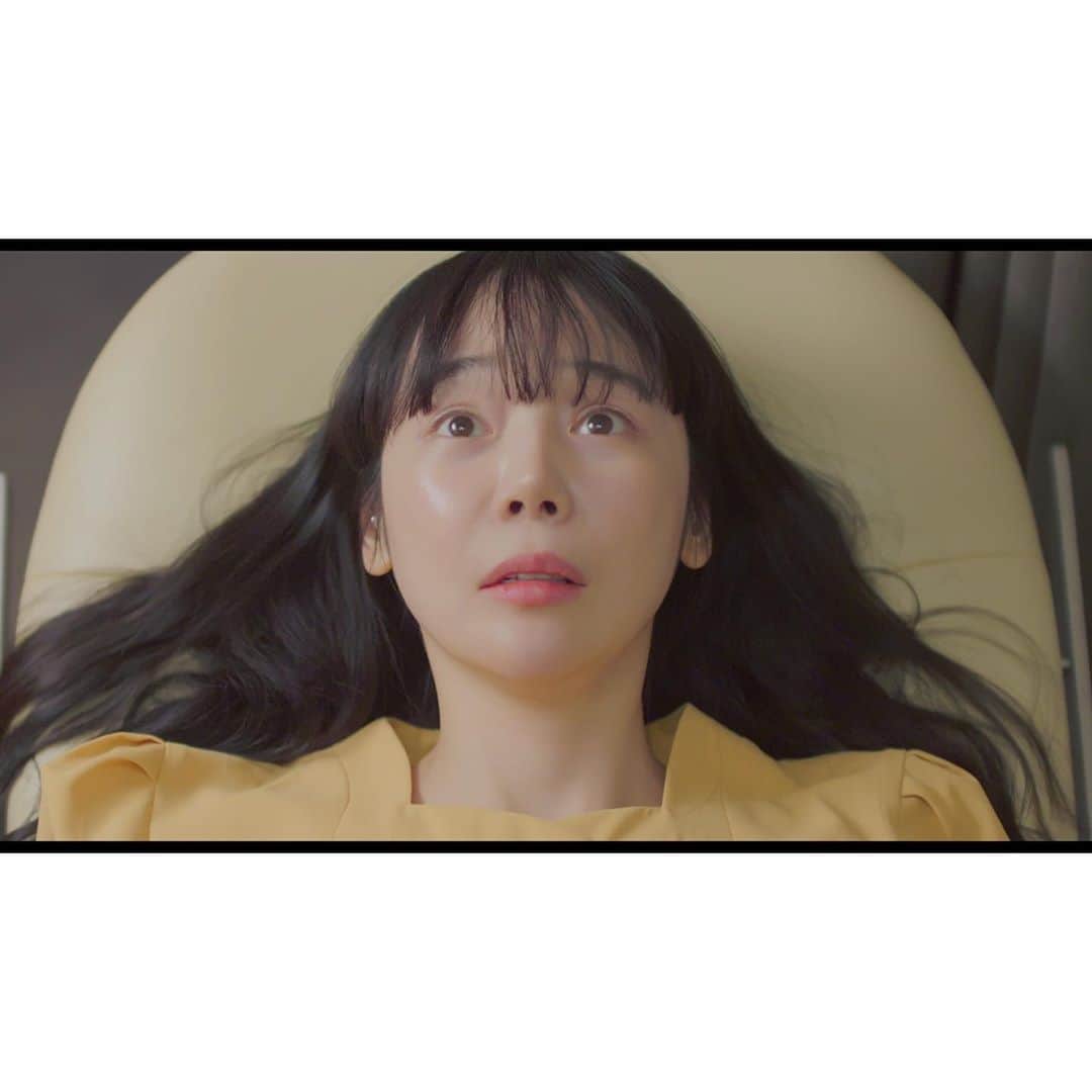 チョン・リョウォンのインスタグラム：「. 마흔이지만, 아직 서툴수있고. 아직 아플수있다. . 파스텔톤 색 안에도 강약은 분명 있다. 덤덤한데 보고나면 우리들얘기 같아서 먹먹해지고 웃퍼지는 마흔살 이야기. . 소이야 고생했어. 이렇게 솔직대담한 프로젝트를! 너의 용기에 박수를 보낸다>_< 넌 참 기프트가 많구만. 자랑스럽다. . 오늘 유튜브에 올라왔어요 함께 울고 웃어주실분들 꼭 봐주세요 링크는 인스타 스토리에있어요 . #마이에그즈  #여러분소이얘기아니라고는하는데 #음거기까지만」