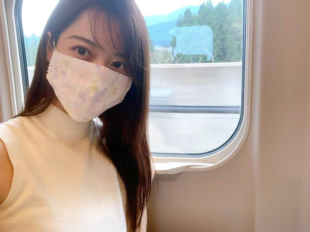 上野愛奈さんのインスタグラム写真 - (上野愛奈Instagram)「山旅ロケから無事に帰ってきました(*^^*)ひと足お先に紅葉を🍁✨チングルマとミネカエデ。 #久しぶりの  #新幹線 #わくわくの旅のはじまり」10月9日 13時16分 - ueno_aina_816