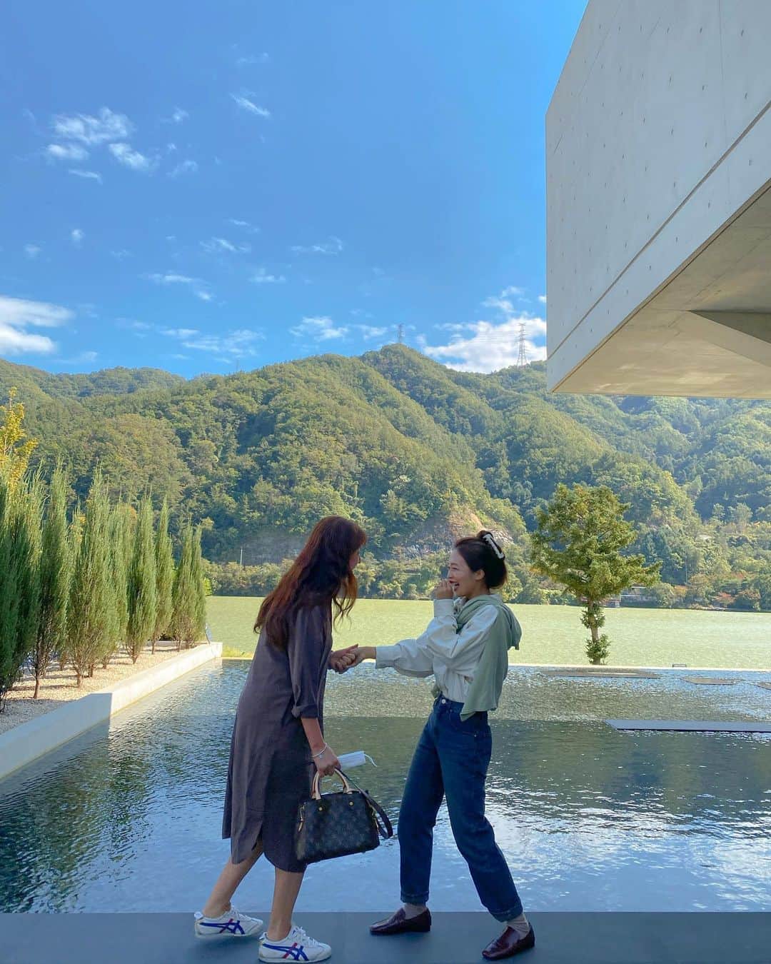 キム・ダヘのインスタグラム：「우와 여기 너무너무예쁘다... 스위스같다 진짜루 😭✨ 역대급자연카페에요 여러분... #골든트리」