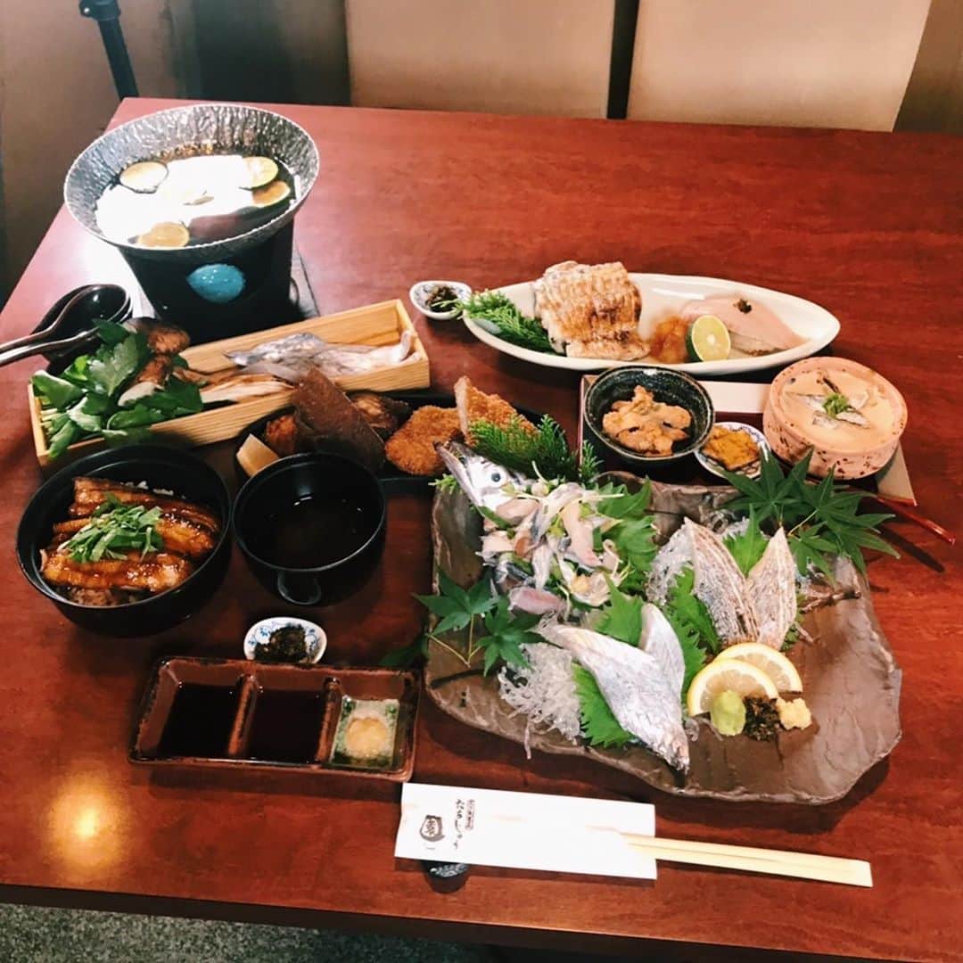 長沢裕さんのインスタグラム写真 - (長沢裕Instagram)「… 大阪は阿倍野駅の近くにある、太刀魚料理専門店『たちじゅう園』さんへ行ってきました。 淡白かと思いきやしっかりとした旨味と甘みのある太刀魚の美味しさに驚愕。 全てに太刀魚が使われた豪華なコースが4千円ということで、安すぎませんか？と聞いたところ心意気ですと答えてくださいました。 うな重ならぬたち重は是非とも一度ご賞味いただきたい一品です。 #大阪#阿倍野駅#たちじゅう園 #太刀魚料理専門店 #たちうお#釣り百景#bstbs」10月9日 11時52分 - nagasawa_yu