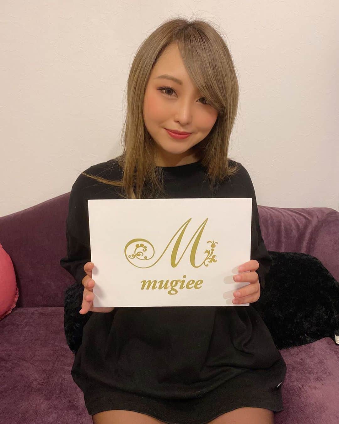 椎木くるみのインスタグラム：「新宿小顔矯正｜瞬間小顔で話題｜mugiee（ムギー） さん　@shunkankogao.mugiee にて、施術してもらいました🌞 今回は顔と体の全身をやってもらいました🤲 ・ ドライヘッドスパの時点で、フェイスラインが引き上がってるのが分かりました！！ 顔の施術は痛かったけど、悩みだったほうれい線もなくなり、目を開けるのも楽になって、顎が出るようになりました！🥺💕 あと悩みだった噛み合わせも、しっかり治ってビックリ！！ ・ ・ 体の施術では、反り腰と胃下垂の改善をしてもらったよ😇 反り腰と胃下垂のせいでなってた、下腹のポッコリが引っ込んで、めちゃビビったw とにかく体が軽くなって、凄い気持ち良かったです🥰 ・ ・ 施術後、美意識高めよー！！って前向きになれたし、鈴木さんのゴッドハンドが、ヤバすぎたので、定期的に通うと決めた🤙 超超超オススメです！！ ・ ・ #小顔　#美容情報　#ふわふわ顔  新宿小顔矯正｜瞬間小顔で話題｜mugiee（ムギー） 〒160-0021東京都新宿区歌舞伎町2丁目-19-16 Tel. 050-3700-0670」