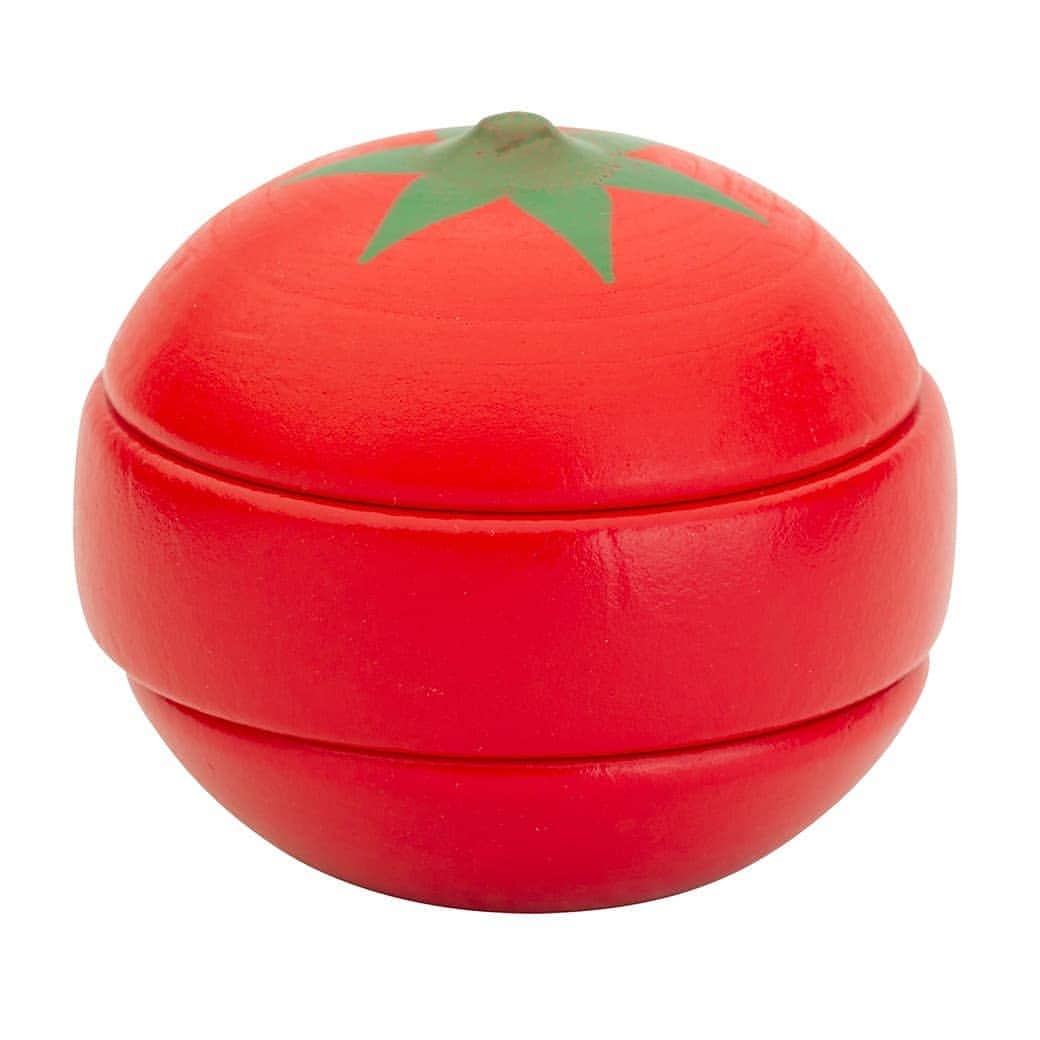 woodypuddyさんのインスタグラム写真 - (woodypuddyInstagram)「「ウッディプッディプレゼント企画第５弾」の応募は本日まで！ まだまだご参加受付中です✨  プレゼントの「ケチャップ」にちなんで本日はおままごと食材「トマト」をご紹介。  🗓️明日10月10日はトマトの日。 ヨーロッパでは「トマトが赤くなると医者が青くなる」ということわざがあるほど体にいい食べ物として知られています。  ウッディプッディのトマトは３枚にスライスできる優れもの✨ くし切りではなく横にスライスできる理由は二つあります。  １.トマトの断面がきれいに見えるから  ２.ハンバーガーやパンのおままごとに挟みやすいから  クイズのハンバーガーも真ん中にトマトを挟んでます♪ぜひご覧くださいね。  🍅「はじめてのおままごと　トマト」 URL：https://www.woodypuddy.com/c/85887/g13836/vegetable/G05-1027  🥗おままごと食材一覧はこちらから URL：https://www.woodypuddy.com/c/85887/g13836 ※プロフィ－ル（ @woodypuddy.japan ）からもご覧いただけます。  #woodypuddy #ウッディプッディ #神戸 #食育 #木育 #木のある暮らし #子供のいる暮らし #おうちあそび #おうち遊び #お家遊び #室内遊び #木製 #木のおもちゃ #木製玩具 #木製おもちゃ #木製おままごと #ままごと #おままごと #おままごとグッズ #おままごとセット #はじめてのおままごと #10月10日 #トマトの日 #トマト #ケチャップ #プレゼント #プレゼント応募 #プレゼント企画 #WDPDキャンペーン」10月9日 11時47分 - woodypuddy.japan