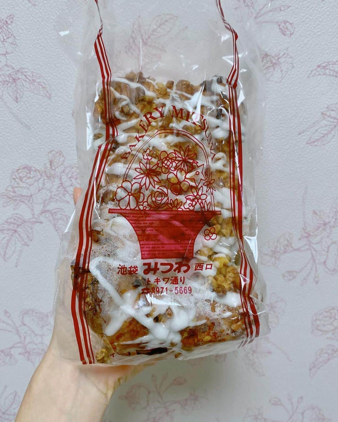 飯窪春菜さんのインスタグラム写真 - (飯窪春菜Instagram)「池袋にある“みつわベーカリー”🍞 ここで売られているメープルナッツパンが大好きで、たまの贅沢に足を運びます♡ ・ 夜ご飯食べたのに、夜中に映画「ホリデイ」を観ながらペロリと食べてしまいました🤦🏻‍♀️💓笑 #みつわベーカリー #メープルナッツ #夜中に #罪悪感 #背徳感 #最高に美味しかったです」10月9日 11時49分 - harunaiikubo_official