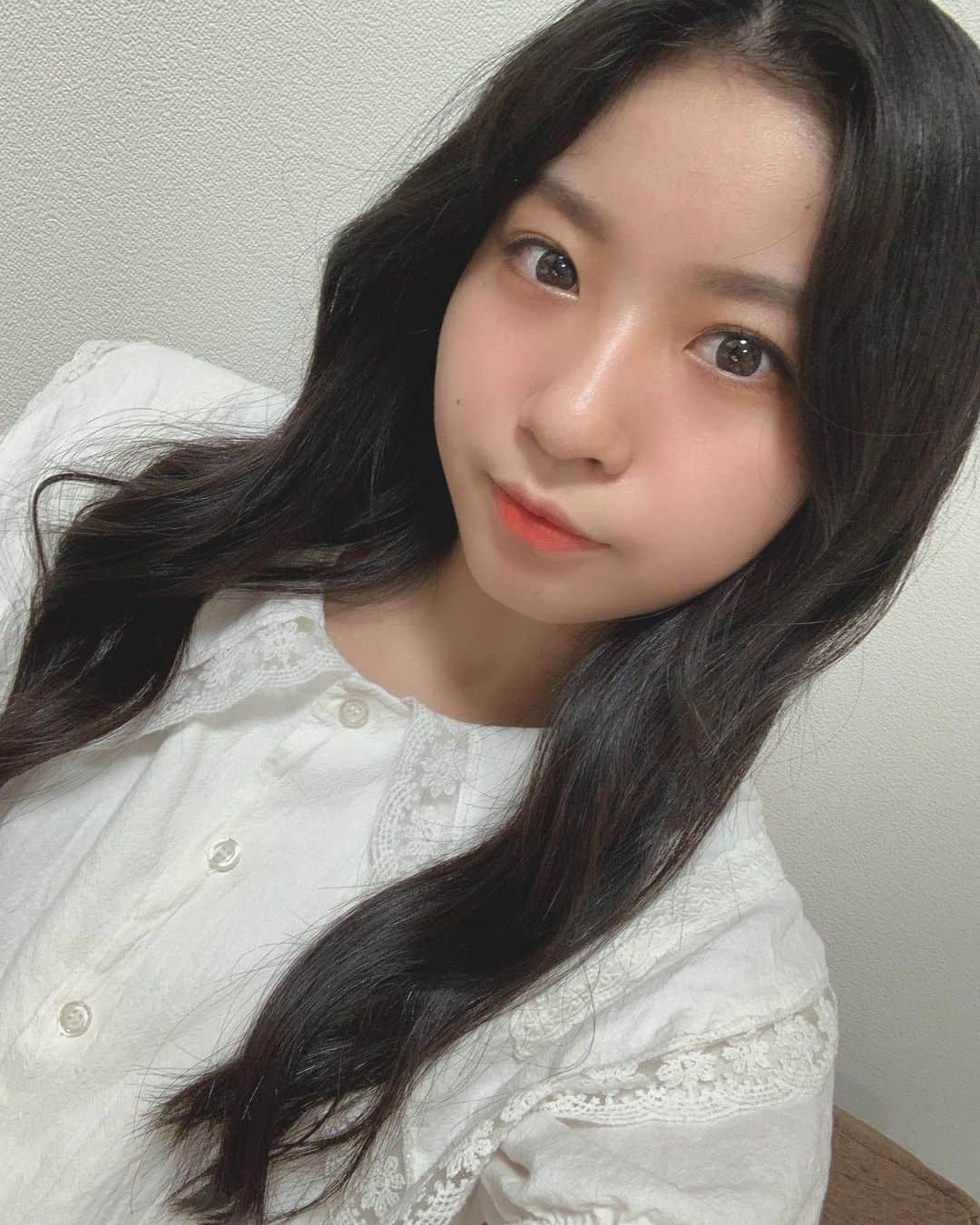 森下舞桜のインスタグラム：「前髪…  だいぶ伸びてきたので分けてみた🧚‍♀️  ヘアアレンジって難しいね〜  #前髪アレンジ #巻き髪 #たまには #hairstyle #hairarrange #헤어스타일  #여신머리  #앞머리  #가끔」