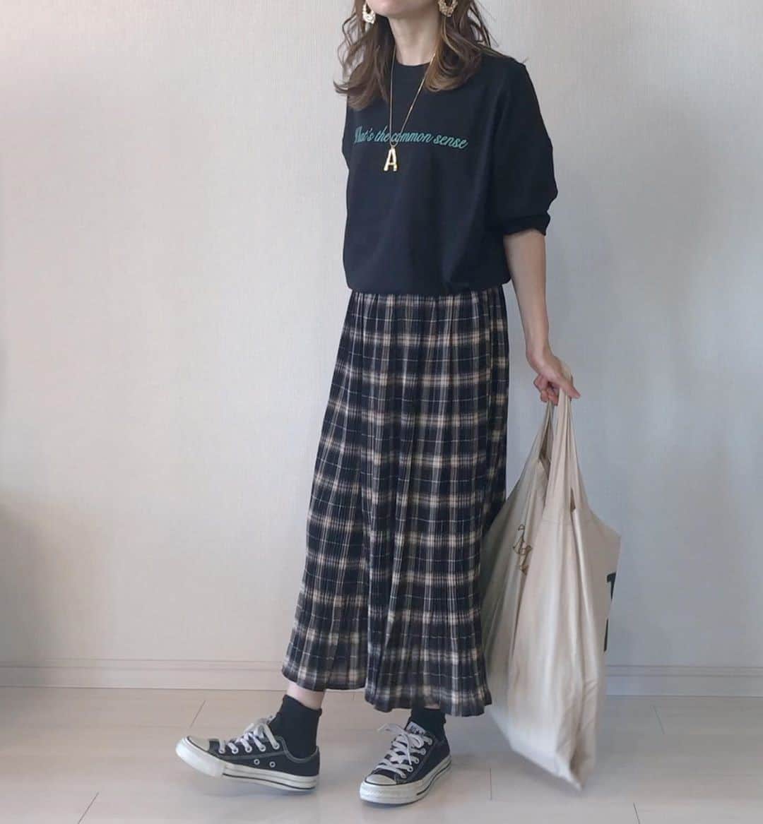 DHOLIC SNAPのインスタグラム：「@saya_e__wearさんの#dholicsnap⁠ 　⁠ TOPS/SKIRT：@dholic_official⁠ 　⁠ 【LADIES】⁠ #バックスリットプリントTシャツ⁠ 全4色￥3,421(税込)⁠ ⁠ 【LADIES】⁠ #プリーツチェックスカート⁠ 全3色￥2,970(税込)⁠ ⁠ LINE@お友だち追加でもらえるクーポン使用で【10％OFF】⁠ 10/14(水)17時まで！⁠ 　⁠ みなさんもぜひ#dholicsnap をつけて⁠ コーディネートを投稿してください📸💕⁠ 　⁠ ※上記以外のご着用アイテムにつきましては品切れ商品、または、私物となります。⁠ 　⁠ #DHOLIC#dholicism#fashion#ootd⁠ #プチプラコーデ#今日のコーデ#今日の服⁠ #チェックスカート#チェック柄#ママコーデ⁠ #大人カジュアル#秋コーデ#スカートコーデ」