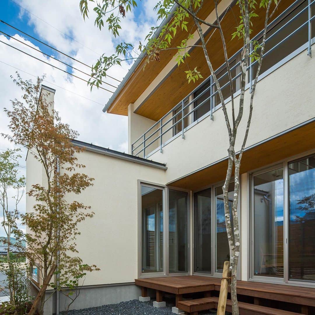 ルポハウス一級建築士事務所さんのインスタグラム写真 - (ルポハウス一級建築士事務所Instagram)「・ ・ ・ 粗く織られたリネン地の様な ニュートラルで柔らかな印象のファサード。 ・ 木々が彩る四季折々の色を際立たせるキャンバスとして庭の魅力をひかえめに支えます。 ・ ・ ・ 𓐌𓐌𓐌𓐌𓐌𓐌𓐌𓐌𓐌𓐌𓐌𓐌𓐌𓐌𓐌𓐌𓐌𓐌  ルポハウスの施工事例はこちらまで☞ @reposhouse  𓐌𓐌𓐌𓐌𓐌𓐌𓐌𓐌𓐌𓐌𓐌𓐌𓐌𓐌𓐌𓐌𓐌𓐌 #ルポハウス は#ちょっとかっこいい家 を"友人のために" という思いでつくっています。 一生に一度の#マイホーム。 「あなたにしかできない」×「ルポハウスだからできる」で、 私たちだけの#家づくり を思いっきり楽しんでみませんか？！ ・ ・ ・ #住宅 #注文住宅 #新築一戸建て #住まい #シンプルな暮らし #デザイナーズ住宅  #一級建築士事務所 #設計事務所 #design #simple #滋賀 #大津 #草津#外観デザイン #外観イメージ#塗り壁の家 #白いお家」10月9日 11時52分 - reposhouse