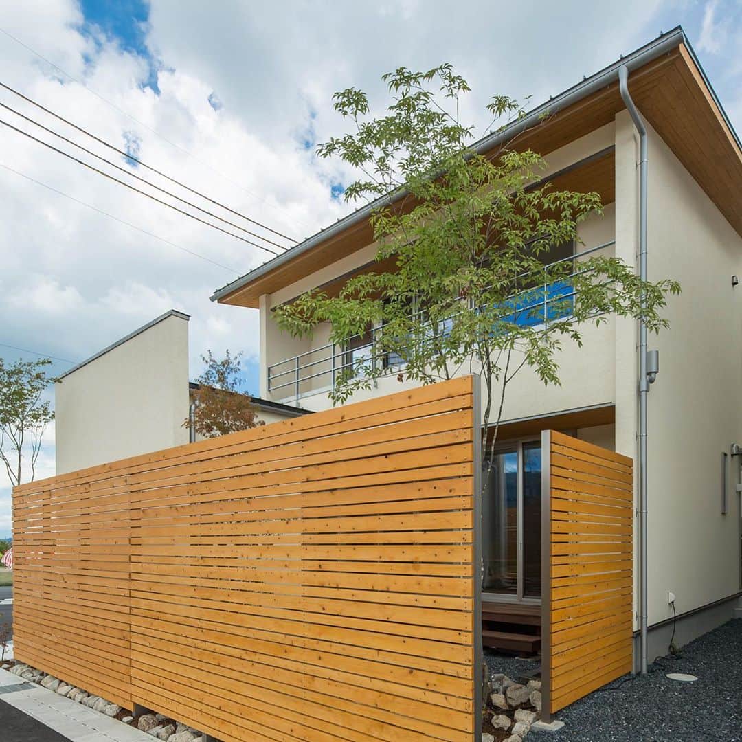 ルポハウス一級建築士事務所さんのインスタグラム写真 - (ルポハウス一級建築士事務所Instagram)「・ ・ ・ 粗く織られたリネン地の様な ニュートラルで柔らかな印象のファサード。 ・ 木々が彩る四季折々の色を際立たせるキャンバスとして庭の魅力をひかえめに支えます。 ・ ・ ・ 𓐌𓐌𓐌𓐌𓐌𓐌𓐌𓐌𓐌𓐌𓐌𓐌𓐌𓐌𓐌𓐌𓐌𓐌  ルポハウスの施工事例はこちらまで☞ @reposhouse  𓐌𓐌𓐌𓐌𓐌𓐌𓐌𓐌𓐌𓐌𓐌𓐌𓐌𓐌𓐌𓐌𓐌𓐌 #ルポハウス は#ちょっとかっこいい家 を"友人のために" という思いでつくっています。 一生に一度の#マイホーム。 「あなたにしかできない」×「ルポハウスだからできる」で、 私たちだけの#家づくり を思いっきり楽しんでみませんか？！ ・ ・ ・ #住宅 #注文住宅 #新築一戸建て #住まい #シンプルな暮らし #デザイナーズ住宅  #一級建築士事務所 #設計事務所 #design #simple #滋賀 #大津 #草津#外観デザイン #外観イメージ#塗り壁の家 #白いお家」10月9日 11時52分 - reposhouse