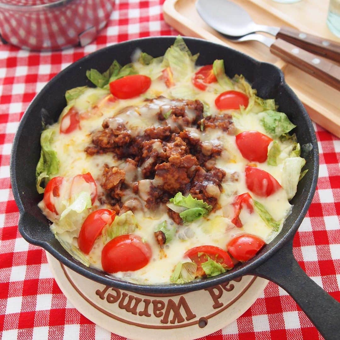 のインスタグラム：「【焼きタコライス】 . パックごはんと市販のハンバーグを使うので簡単！ アツアツのご飯の上でとろ～りとけたチーズが美味。 . ▼材料（1人分） ❁パックごはん：180g ×１パック ❁ハンバーグ（市販）：１個（約150g） ❁ピザ用チーズ：50～100g（お好みの量で） ❁ミニトマト（４等分に切る）：４個 ❁レタス（３～4cm角）：１枚 ❁サラダ油：小さじ1/2 ［A］ ❁塩・こしょう：少々 ❁カレー粉：小さじ1/4 . ▼下準備 ・ハンバーグ（市販）は、袋の表示の通り温める。 袋に入った状態のまま、手で崩してミンチ状にする。 ※熱いので、やけどをしないようミトンなどをして作業して下さい。 . ▼作り方 ①スキレットにサラダ油を入れて温める。 パックごはんをトレーからほぐし入れ、［A］を混ぜて軽く炒める . ②ごはんを中央によせ、その上にハンバーグをソースごとかける . ③ごはんの周りに、ピザ用チーズ、ミニトマト、レタスをバランスよくのせる . ④専用のフタかアルミホイルでフタをする。 チーズが溶けてぐつぐつしてくるまで、中火で３～４分加熱する . #ごはん #rice #gohan #パックごはん #パックご飯 #レシピ #おうちごはん #おうちキャンプ #庭キャンプ #簡単レシピ #キャンプ飯 #キャンプごはん #アウトドア飯 #アレンジレシピ #タコライス #デリスタグラム #foodstagram #今日のごはん #TableMark #テーブルマーク」