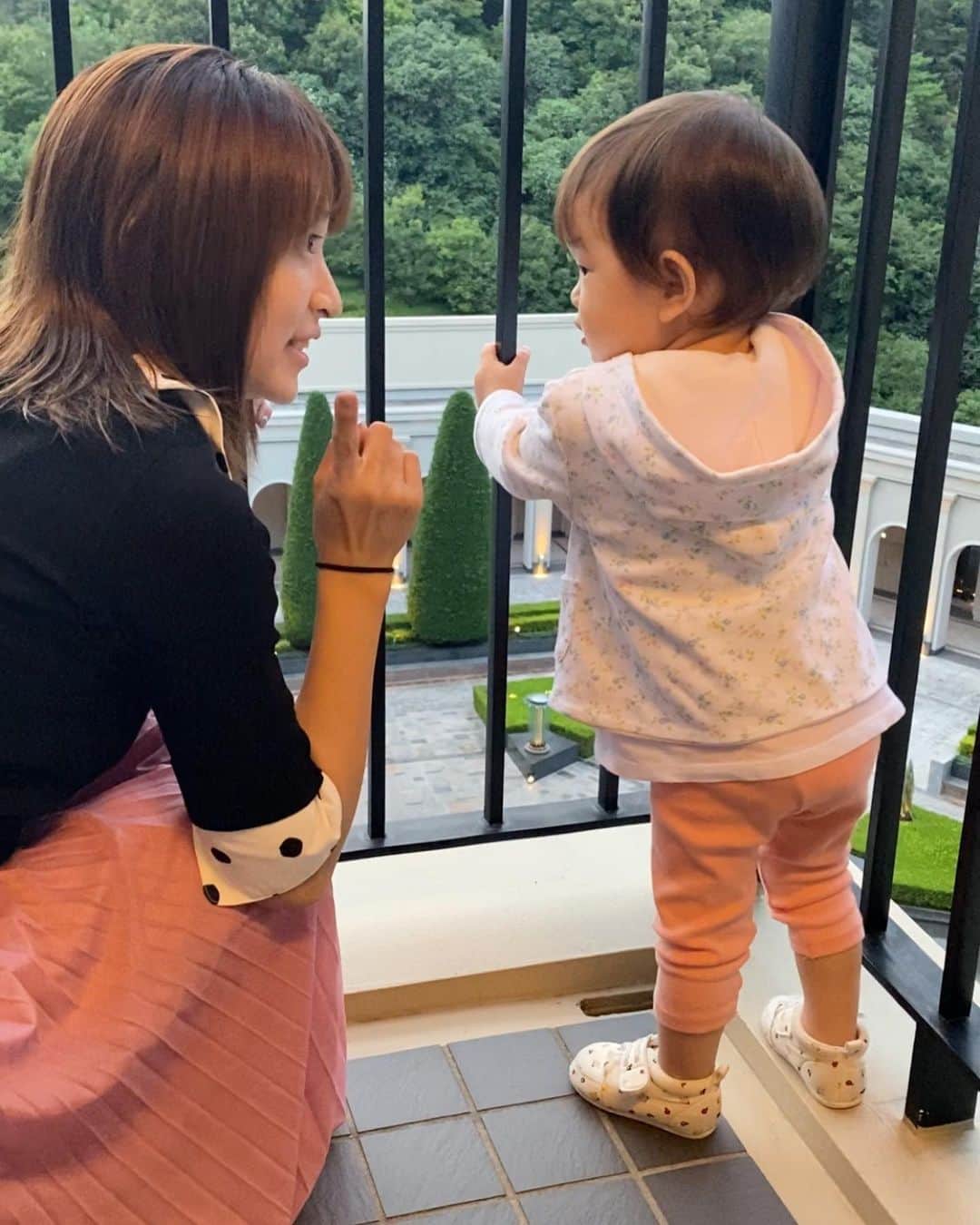 田中涼子のインスタグラム：「音声オフにしたら﻿ ただバルコニーで戯れてるように見えると思うんだけど全然部屋に入ってくれず靴を隙間から落とそうとしたりして、止めたらギャン泣きするから気をそらせて部屋に入ってもらおうと苦戦してました。﻿ ﻿ イヤイヤ期って、思ってることがあるのに言葉が喋れずイライラしちゃってるのが原因らしいから、親が代弁してあげたり楽しい提案したらすんなり「うん」てなる時もあります。﻿ ﻿ ﻿ 娘は  いや！いーや！いやいやいやっ！﻿ ...や！いーーやーー！ギャー！﻿ ﻿ とイヤのバリエーションが増えて何が言いたいかわかるようになってきました!笑﻿ ﻿ 今のところイヤイヤ期も楽しいと思えてるので謎解きみたいに代弁するやり方が私と娘には合ってるのかな☺️﻿ ﻿ #イヤイヤ期﻿ #1歳7ヶ月﻿ #女の子ママ﻿」