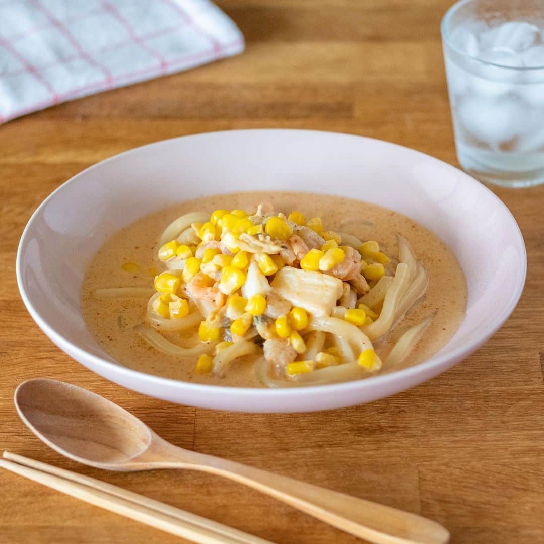 haru.のインスタグラム：「. こんにちは！ . 今日のランチは、 「桃屋 キムチの素」を使って、ピリ辛でおいしい『キムチクリームうどん』を作ってみました。 . とってもおいしかったので、 材料と作り方をご紹介しますね！ . 材料は1人分で、 ・冷凍うどん 1玉 ・冷凍シーフードミックス 大さじ2〜3程度（塩水に20分程度浸けて解凍しておく） ・冷凍コーン 大さじ2程度 ・牛乳 80ml ・生クリーム 大さじ1 ・キムチの素 大さじ1 ・めんつゆ（3倍濃縮タイプ）大さじ1 ・バター 5g . 作り方は、 ①耐熱のボウルに冷凍うどんと解凍して水を切った冷凍シーフードミックス、その他材料をすべていれ、 ラップをしてレンジ600Wで4分ほど加熱します。 ②一度レンジから取り出して全体を混ぜ合わせたら、再度ラップをしてさらに1〜2分レンジ加熱して完成です。 . ボウルひとつあればすぐできる簡単メニュー。 ピリ辛クリーミーでとてもおいしいですよ！ 辛さを控えめにしたい場合はキムチの素を半量にしてみてくださいね。 . . #キムチの素 #桃屋 #ヨムーノキムチの素 #ヨムーノメイト #PR #かんたんレシピ #アレンジレシピ #時短レシピ #時短ごはん」
