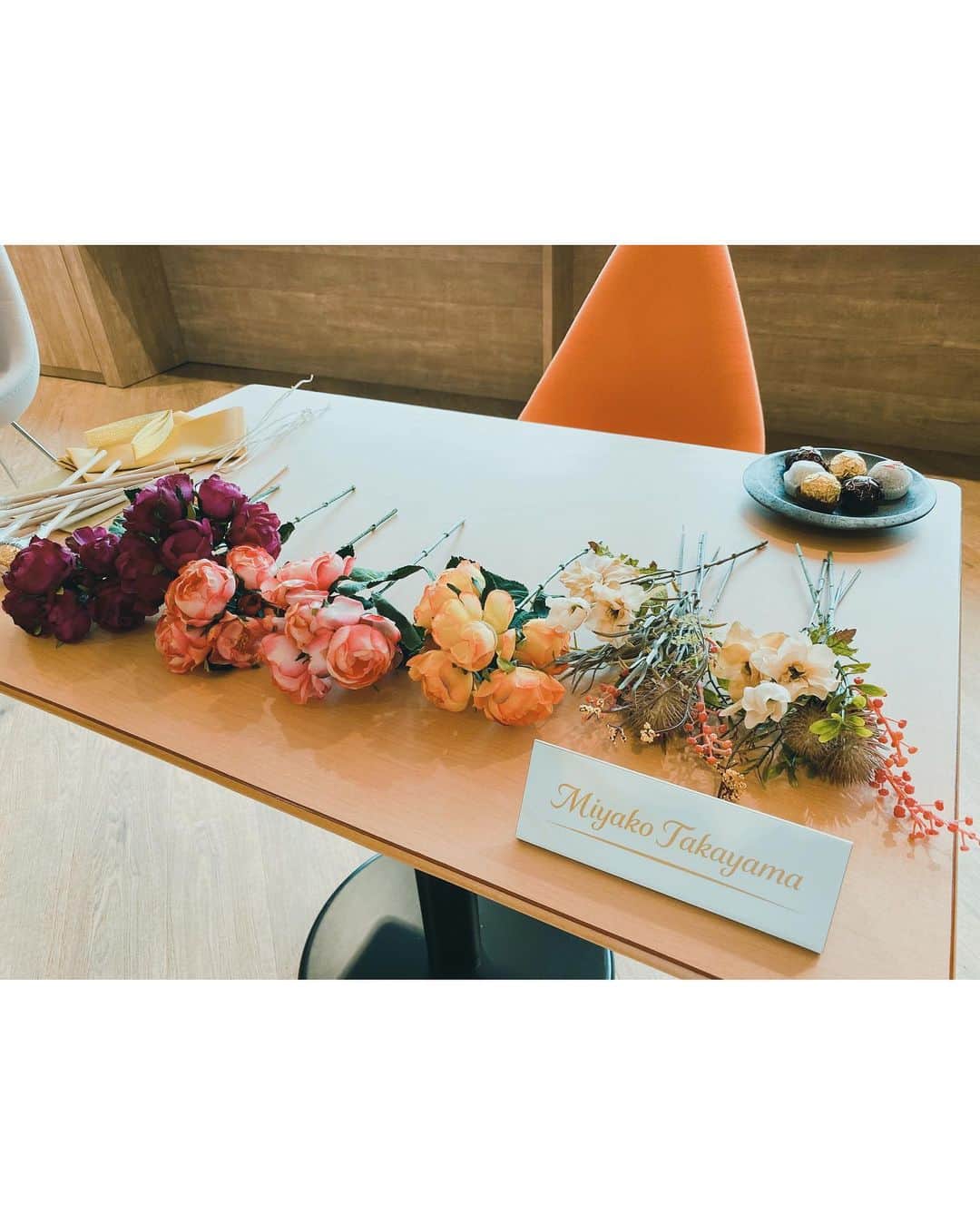 高山都さんのインスタグラム写真 - (高山都Instagram)「先日は、フェレロロシェのフラワーブーケ作りのワークショップに参加しました。 お花とチョコレートを合わせてブーケにするの楽しかったし、これ真似してみたいアイディアだなーと思った。 意外と簡単にできるから、いつか自分でも挑戦してみたいなー。 ヴァーチャルアトリエのサイトにそのワークショップ配信のアーカイブも残っているので、ぜひ参考にしてみてください。  #フェレロロシェアトリエ #フェレロロシェブーケ #ferrerorocheratelier #ferrerorocher #FerreroRocher #rocher #フェレロロシェ #ロシェブーケ #ラファエロ #ラファエロブーケ #rocher #raffaello #ferrerorocherbouquet #raffaellobouquet #hibiyakadan #日比谷花壇 #PR @ferrerorocher_jp」10月9日 12時01分 - miyare38
