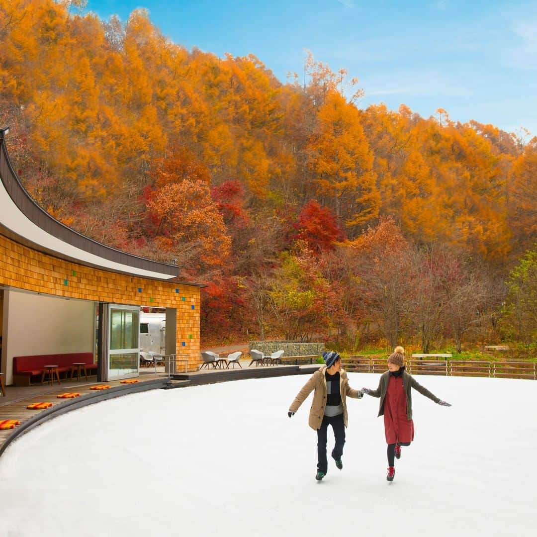 のインスタグラム：「【星野リゾートの施設紹介】 ケラ池スケートリンク - KERA-IKE Ice Rink  森の小鳥の声に軽井沢の自然を感じながら、氷上散歩が楽しめます。スケートの後は、リンクサイドの薪ストーブを眺めながら、ホットドリンクでくつろいでいただけます。  A natural skating rink formed from a frozen pond surrounded by the forest  ▼おすすめのポイント▼ ①森を感じるスケートリンク ②日本で一番早くオープンする屋外スケートリンク(当社調べ） ③赤や黄色に色づく紅葉の森を眺めながら、屋外でのスケーティングを楽しめます  #HoshinoResorts #星野リゾート #KeraikeIceRink #ケラ池スケートリンク #Nagano #Karuizawa #長野県 #軽井沢 #軽井沢旅行 #KaruizawaTrip #travelJapan #ig_Japan #JapanTravel」