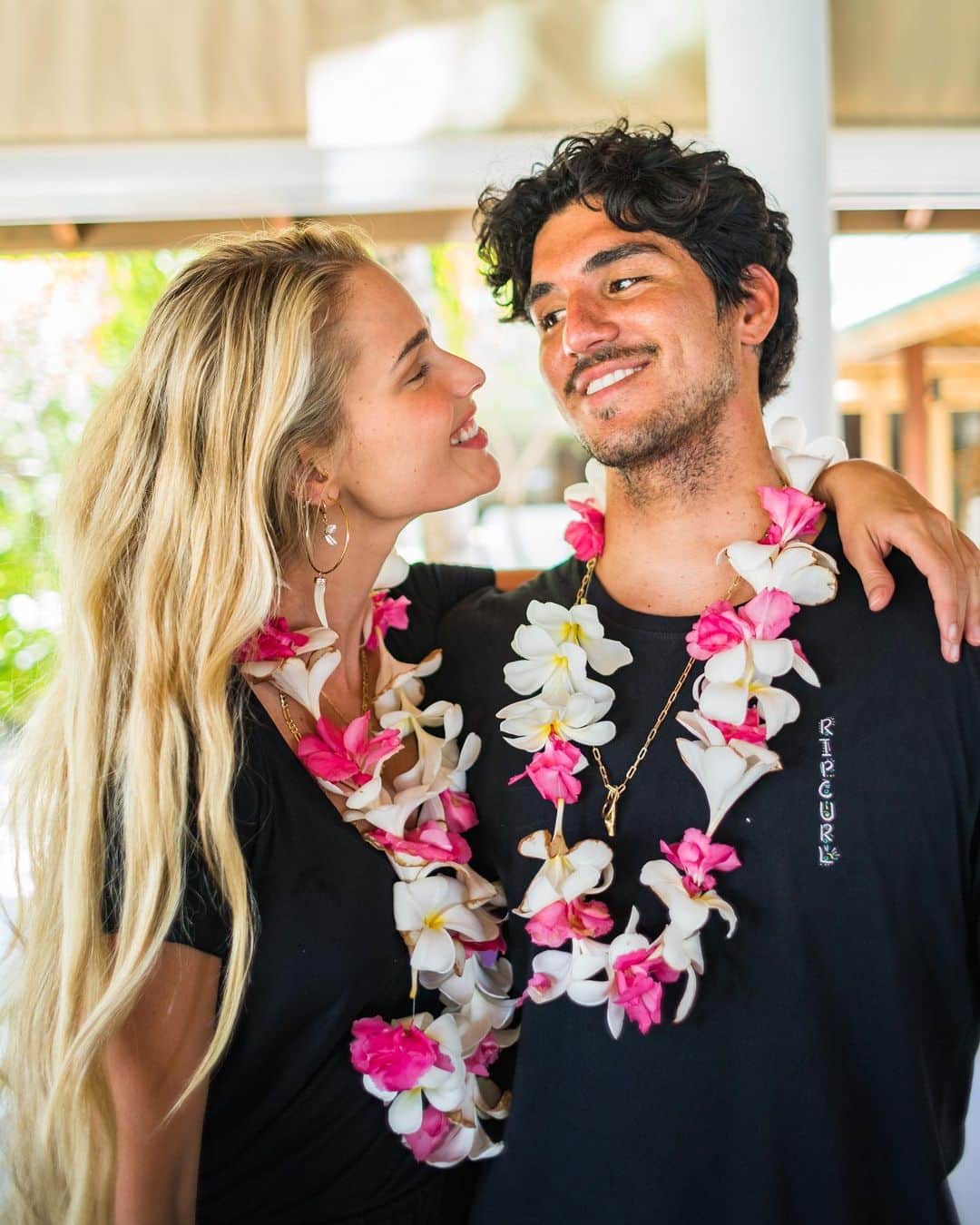 ガブリエル・メディーナのインスタグラム：「A gente se fala no olhar ❤️ te amo @yasminbrunet1」