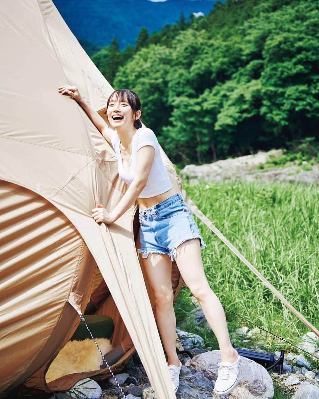 吉岡里帆（マネージャー）のインスタグラム：「🌟🌟🌟 先日、吉岡インスタでも告知がありましたが、写真集『里帆採取 by Asami Kiyokawa』の発売記念で11/8にオンラインサイン会を開催することとなりました🙌 それに伴って、サイン本の抽選をこちらのサイトで行っております♡ http://urx.red/8vGB  抽選で選ばれた方用にサインを書くところをインスタライブで配信する形式なので、その模様は誰でもご覧になれます！🙌🙌  また、ただいま写真集とは違ったカットを見られる『週刊プレイボーイ42号』発売中ですよ〜！  みなさま、どちらも要チェックのほどよろしくお願いします🥰  #吉岡里帆 #里帆採取byasamikiyokawa」