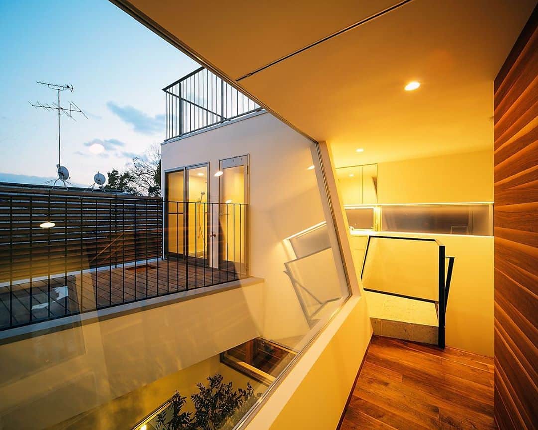 のインスタグラム：「リビングに向かう廊下と洗面まわり♪ : ■haus-ref■ 兵庫県西宮市 #hausref : #建築 #住宅 #一戸建て #新築 #インテリアデザイン #デザイン #設計 #設計事務所 #建築家と建てる家 #建築家 #建築デザイン #インテリア #建築家デザイン #浴室 #ウッドデッキ #中庭のある家 #中庭住宅 #洗面所 #バルコニー #architect #bathroom #architecture #washroom #interior #instahome #courtyard #house #housedesign #一級建築士事務所haus」