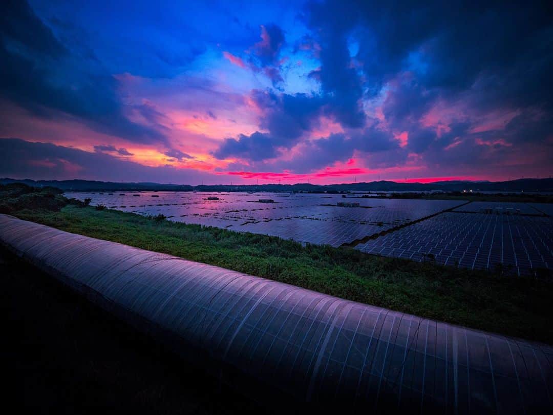 Bi Rod by Lumica.のインスタグラム：「【Bi Rod Creator's Photo】 ＃014 ■Photo by 木村琢磨 @takuma_kimura_photo  2018/ 8  ■Equipment Rod： Bi Rod 6C-7500 Camere: OLYMPUS AIR A01  「ドローンなしでこのアングル」  最大7.5mのハイアングルから撮影できる 高所撮影一脚「Bi Rod」  ↓商品情報はプロフィール欄のURLから公式ストアへ @birod_lumica  #birod #lumica #ルミカ #木村棒 #空中撮影 #空撮 #ハイアングル #ドローン #aerialphotography #notdrone #highangle #olympus #olympusphtotography #olympuscamera #olympusair #岡山 #okayma #ソーラーパネル #夕陽」