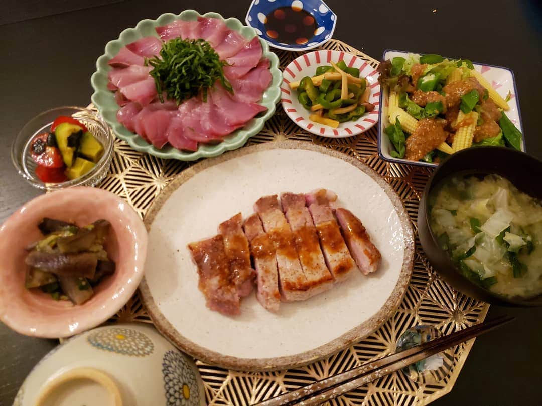 田辺岬のインスタグラム：「ガリバタポークソテー いなだのお刺身 なすナムル トマトアボカドのわさび醤油和え ピーマンエリンギピリ辛きんぴら サラダ(塩麹ゴマドレッシング) キャベツとニラのお味噌汁 . お肉が上手に柔らかく焼けました✌️ . #おうちごはん#アスリートの#アスリートフードマイスター#栄養士」