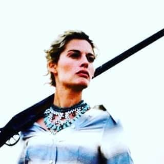 エリクソンビーモンさんのインスタグラム写真 - (エリクソンビーモンInstagram)「#fbf @ericksonbeamon necklace @withregram • @septemberissue22 Happy birthday 🎈 (October 8) to Annie Morton 🎂 All the best to you on your special day Annie! @anniemorton11 🇺🇸  Vogue 🇬🇧 - Aug 1998 “Pioneer Spirit” 🐄 Whatever else happens in fashion, there’s always a place for clothes redolent of the romance of the great outdoors 🌵  📷 #TimWalker  Fashion editor: #CharlottePilcher Hair: @kenorourke1  Makeup: @ruthfunnellmakeup  #happybirthday #anniemorton #supermodel #timwalkerphotography #kenorourke #ruthfunnell #kenzo #copperwheatblundell #ericksonbeamon #joecaselyhayford #manoloblahnik #antonioberardi #rsoles #90s #90sfashion #fashion #goldenageoffashionmagazines #septemberissue22」10月9日 12時02分 - ericksonbeamon