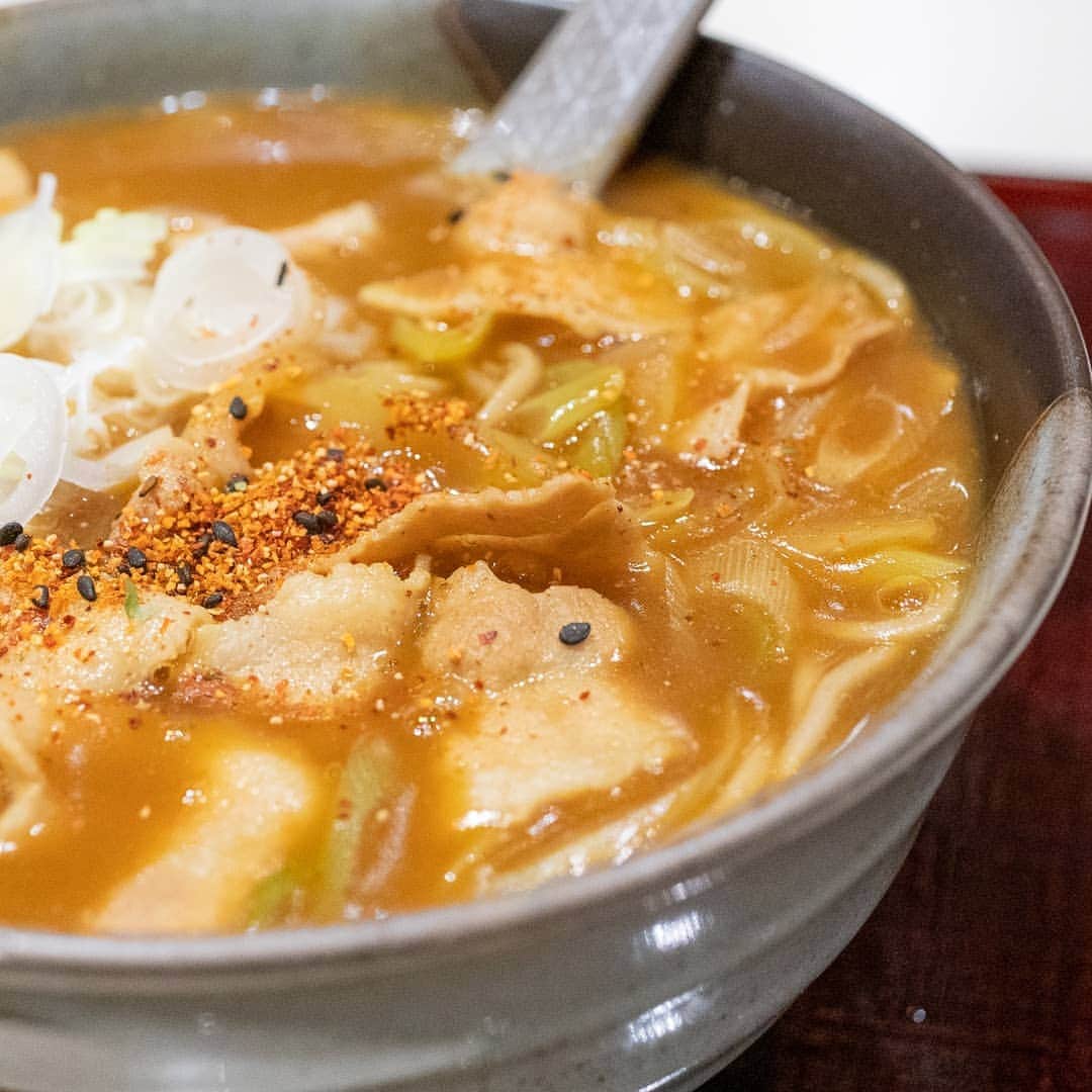 のインスタグラム：「カレーにハマりました❢毎日、カレーが食べたくなります。  カレーは究極の健康食❢  カレーは食べる漢方薬❢  漢方薬、スパイスがふんだんに入っていますよね♪  胃腸の働きを高め、食欲増進、抗酸化作用、疲労回復、殺菌作用があるカレー。  お蕎麦屋さんの独特のカレー南蛮がクセになります♪  1789年から創業の永坂更科布屋太兵衛は北海道から九州まであります。1789…ミュージカルで見ました❢  そば湯割焼酎、くずきりも。  味も接客も、客席からチラ見の厨房内もとても清潔で、ゆったりでき、クセになるカレー南蛮。また訪れたいです♪  #カレー #永坂更科布屋太兵衛 #カレー南蛮 #カレー南蛮そば #ランチ #千葉ランチ #千葉グルメ #千葉ディナー #千葉市ランチ #千葉市グルメ #千葉市ディナー #ディナー #グルメ #美味しい写真 #美味しいお店 #美味しい #おいしいものが好き #おいしい  #グルメ#japanesefoods#japanesenoodles #instacook #yummy #foodpon #foodie #instafood #foodgasm #foodpics #foodlover #foodpost #curry」