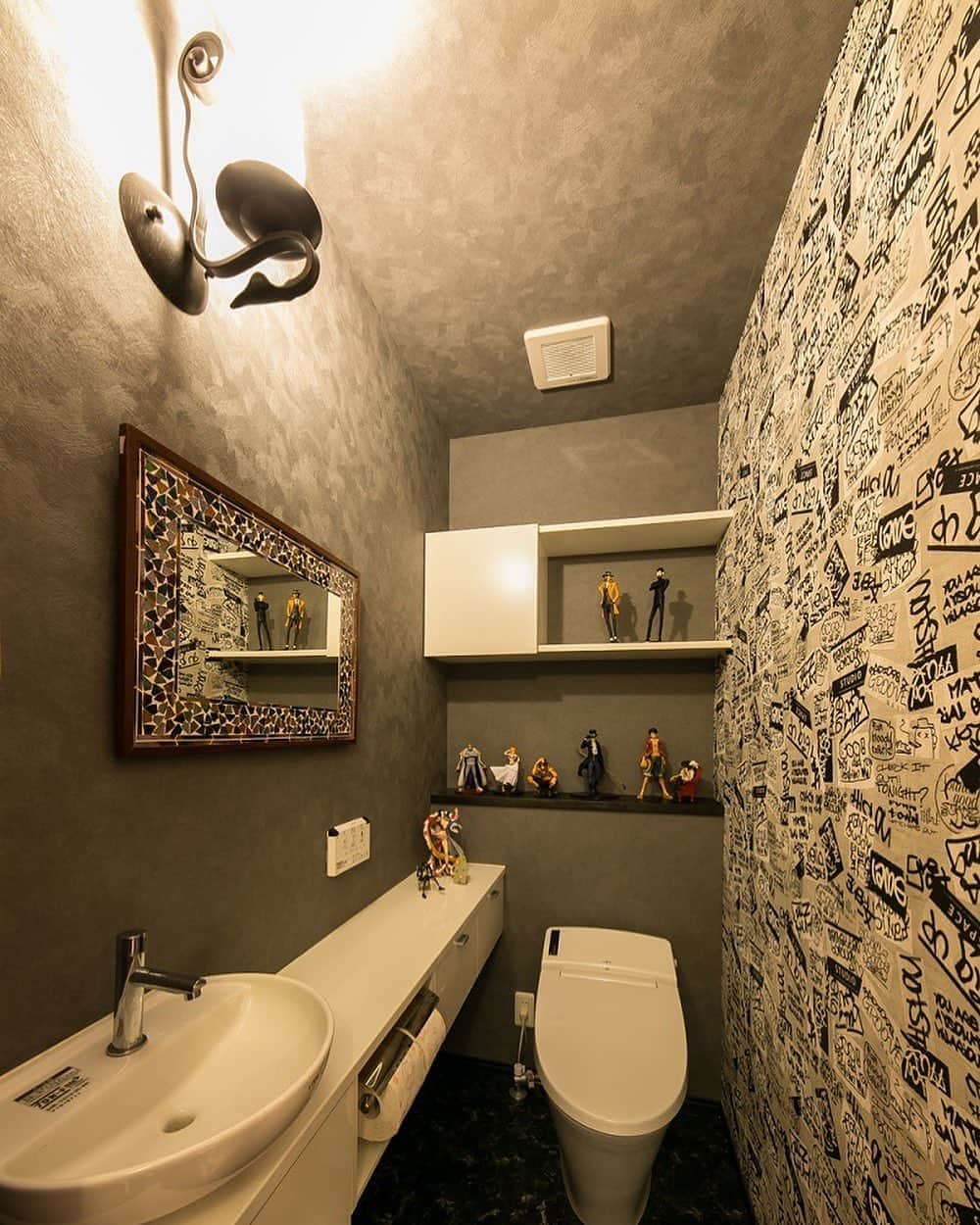 デザオ建設さんのインスタグラム写真 - (デザオ建設Instagram)「. こちらのトイレ、手洗いスペースを設けたので広めの作りになっています🚽 . 内装はグレー系の色でまとめ、カッコよさを出しつつ、アクセントクロスで遊び心も感じられてオシャレですね✨ . こだわりが詰まった、個性溢れる空間に仕上がりました🌞👏🏻 . @dezao_kensetsu  . .  #注文住宅 #トイレ #アクセントクロス #新築 #個性的 #家 #住宅 #interior  #木の家 #house #design  #工務店 #タイル #クール #architecture  #打ちっぱなし #home #家づくり #interiordesign # #施工事例 #住まい #myhome #おうち時間 #マイホーム #デザオ建設  #京都の注文住宅  #モデルハウス」10月9日 12時09分 - dezao_kensetsu