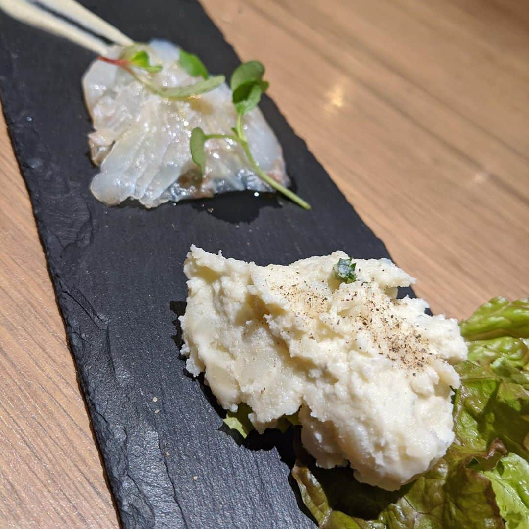 大見さなえさんのインスタグラム写真 - (大見さなえInstagram)「生牡蠣食べ比べ😍🦪﻿ 『Oysterbar&Ｗine BELON 渋谷』﻿ 牡蠣好きにはたまらないかき尽くしコース食べてきた🤤🦪﻿ ﻿ 生牡蠣は〈三重県 伊勢志摩のプレミアムオイスター〉﻿ 〈兵庫 室津〉〈北海道 厚岸〉﻿ ﻿ 生牡蠣の中でも特に好きだったのが﻿ 三重県 伊勢志摩のプレミアムオイスター👑﻿ 小ぶりでさっぱりしつつも、甘くて旨味がぎゅっと凝縮してた💓﻿ 何個でも食べたくなる味🤤﻿ 北海道厚岸の大ぶりで濃厚クリーミーさも幸せな1口だった🥺🦪﻿ ﻿ コースは﻿ 飲み放題付き牡蠣を味わうコース 6700円﻿ 【前菜】本日の前菜 2種盛り合わせ﻿ スズキのカルパッチョ 焼きなすソース﻿ ゴルゴンゾーラのポテトサラダ﻿ 【生牡蠣】産地直送　厳選生牡蠣 3種盛り合わせ﻿ 【温菜】北海道帆立と旬野菜のロースト﻿ 【牡蠣料理】牡蠣のオーブン焼き2種盛り合わせ﻿ 【パスタ】牡蠣と自社農園野菜のペペロンチーノ﻿ 【メイン】宮城県産 まるみ豚のロースト 本日のソースで﻿ 【ドルチェ】本日のドルチェ﻿ 【カフェ】コーヒー又紅茶﻿ ﻿ 生牡蠣、牡蠣のオーブン焼き2種﻿ 牡蠣と野菜のペペロンチーノといい牡蠣をしっかり堪能できた✨﻿ 単品でも生牡蠣は常時10種類ほどあるとのこと🦪﻿ ﻿ 店内落ち着いたオシャレ空間で、女子会やデートにも🙆‍♀️﻿ @oysterbarwinebelon.shibuya ﻿ ﻿ ーーーーーーーーーーーーーーーー﻿ ﻿ エリア JR渋谷駅より徒歩6分﻿ 神泉駅より徒歩5分﻿ ☎︎03-6427-8288﻿ 予算 5000円-7000円﻿ ﻿ #belon渋谷 #渋谷グルメ #渋谷イタリアン﻿ #生牡蠣 #海のミルク #渋谷デート﻿ #プレミアムオイスター」10月9日 12時07分 - tabe_megumi