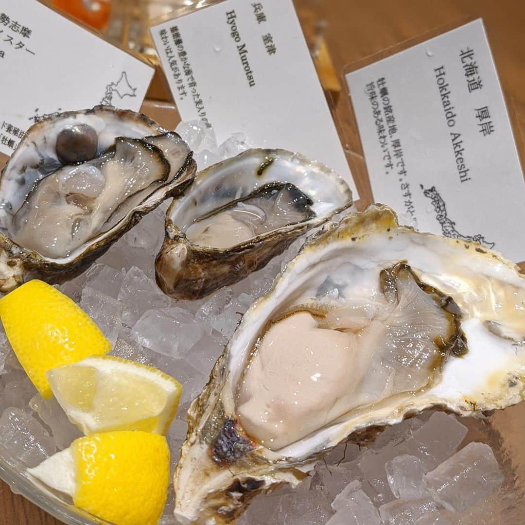 大見さなえさんのインスタグラム写真 - (大見さなえInstagram)「生牡蠣食べ比べ😍🦪﻿ 『Oysterbar&Ｗine BELON 渋谷』﻿ 牡蠣好きにはたまらないかき尽くしコース食べてきた🤤🦪﻿ ﻿ 生牡蠣は〈三重県 伊勢志摩のプレミアムオイスター〉﻿ 〈兵庫 室津〉〈北海道 厚岸〉﻿ ﻿ 生牡蠣の中でも特に好きだったのが﻿ 三重県 伊勢志摩のプレミアムオイスター👑﻿ 小ぶりでさっぱりしつつも、甘くて旨味がぎゅっと凝縮してた💓﻿ 何個でも食べたくなる味🤤﻿ 北海道厚岸の大ぶりで濃厚クリーミーさも幸せな1口だった🥺🦪﻿ ﻿ コースは﻿ 飲み放題付き牡蠣を味わうコース 6700円﻿ 【前菜】本日の前菜 2種盛り合わせ﻿ スズキのカルパッチョ 焼きなすソース﻿ ゴルゴンゾーラのポテトサラダ﻿ 【生牡蠣】産地直送　厳選生牡蠣 3種盛り合わせ﻿ 【温菜】北海道帆立と旬野菜のロースト﻿ 【牡蠣料理】牡蠣のオーブン焼き2種盛り合わせ﻿ 【パスタ】牡蠣と自社農園野菜のペペロンチーノ﻿ 【メイン】宮城県産 まるみ豚のロースト 本日のソースで﻿ 【ドルチェ】本日のドルチェ﻿ 【カフェ】コーヒー又紅茶﻿ ﻿ 生牡蠣、牡蠣のオーブン焼き2種﻿ 牡蠣と野菜のペペロンチーノといい牡蠣をしっかり堪能できた✨﻿ 単品でも生牡蠣は常時10種類ほどあるとのこと🦪﻿ ﻿ 店内落ち着いたオシャレ空間で、女子会やデートにも🙆‍♀️﻿ @oysterbarwinebelon.shibuya ﻿ ﻿ ーーーーーーーーーーーーーーーー﻿ ﻿ エリア JR渋谷駅より徒歩6分﻿ 神泉駅より徒歩5分﻿ ☎︎03-6427-8288﻿ 予算 5000円-7000円﻿ ﻿ #belon渋谷 #渋谷グルメ #渋谷イタリアン﻿ #生牡蠣 #海のミルク #渋谷デート﻿ #プレミアムオイスター」10月9日 12時07分 - tabe_megumi