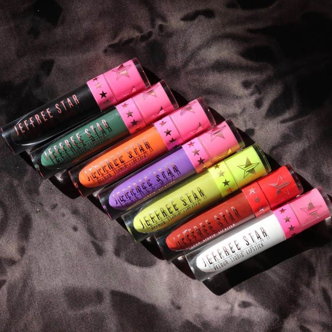 Jeffree Star Cosmeticsさんのインスタグラム写真 - (Jeffree Star CosmeticsInstagram)「When it comes to color we’ve got you covered 🌟 @literallylewis2.0 lays out some of our #velourliquidlipstick, perfect to create all your spooky looks 👻 #jeffreestarcosmetics」10月9日 12時11分 - jeffreestarcosmetics