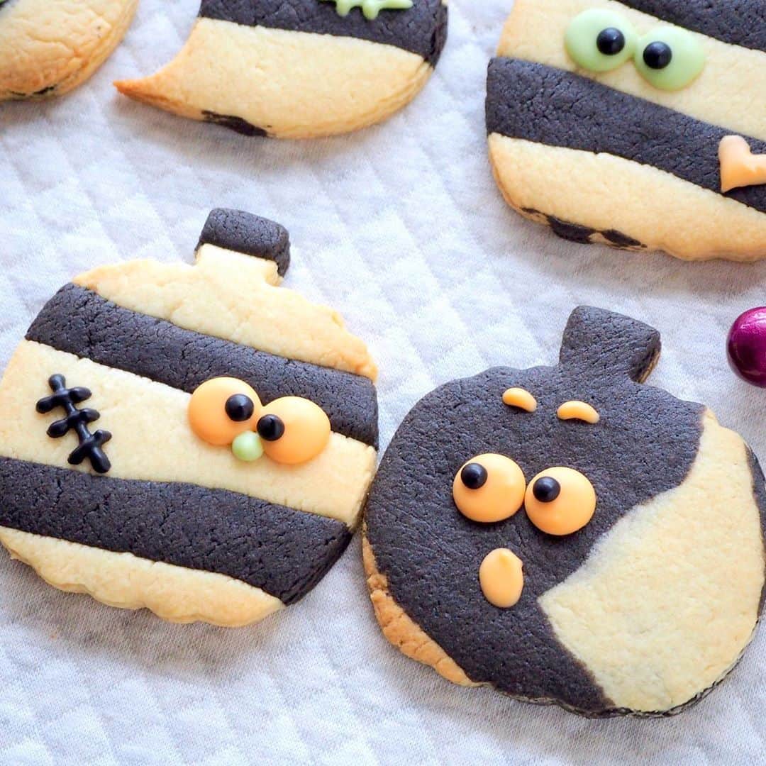 ザッキー☆さんのインスタグラム写真 - (ザッキー☆Instagram)「#しましまクッキー #ミニオンぽくなった😂 。 ハロウィンのカボチャ🎃をしましまクッキーで作ったら ちょうちんおばけみたいになっちゃったーーー😂 子どもには「りんご？🍎」って言われたーー💦 。 ミニオンぽいのもいるし、 ケロケロケロッピみたいな奴もいる〜💦💦 。 サイケ柄のやつは しましまクッキーの残り生地をまとめて伸ばし直した時に出来る副産物です❣️ 。 。#ザッキーのkitchen  #talk_recipe #暮らしニスタ #フーディーテーブル #おうちごはん  #cookie#cookies#手作りおやつ#手作りクッキー#homemaid#クッキー#ホットケーキミックス#ハロウィンレシピ #ハロウィン #ハロウィンスイーツ #halloween #halloweensweets   #food#foodie#cute#cutefood#foodporn#foodstagram」10月9日 12時16分 - kazuyo_yamazaki