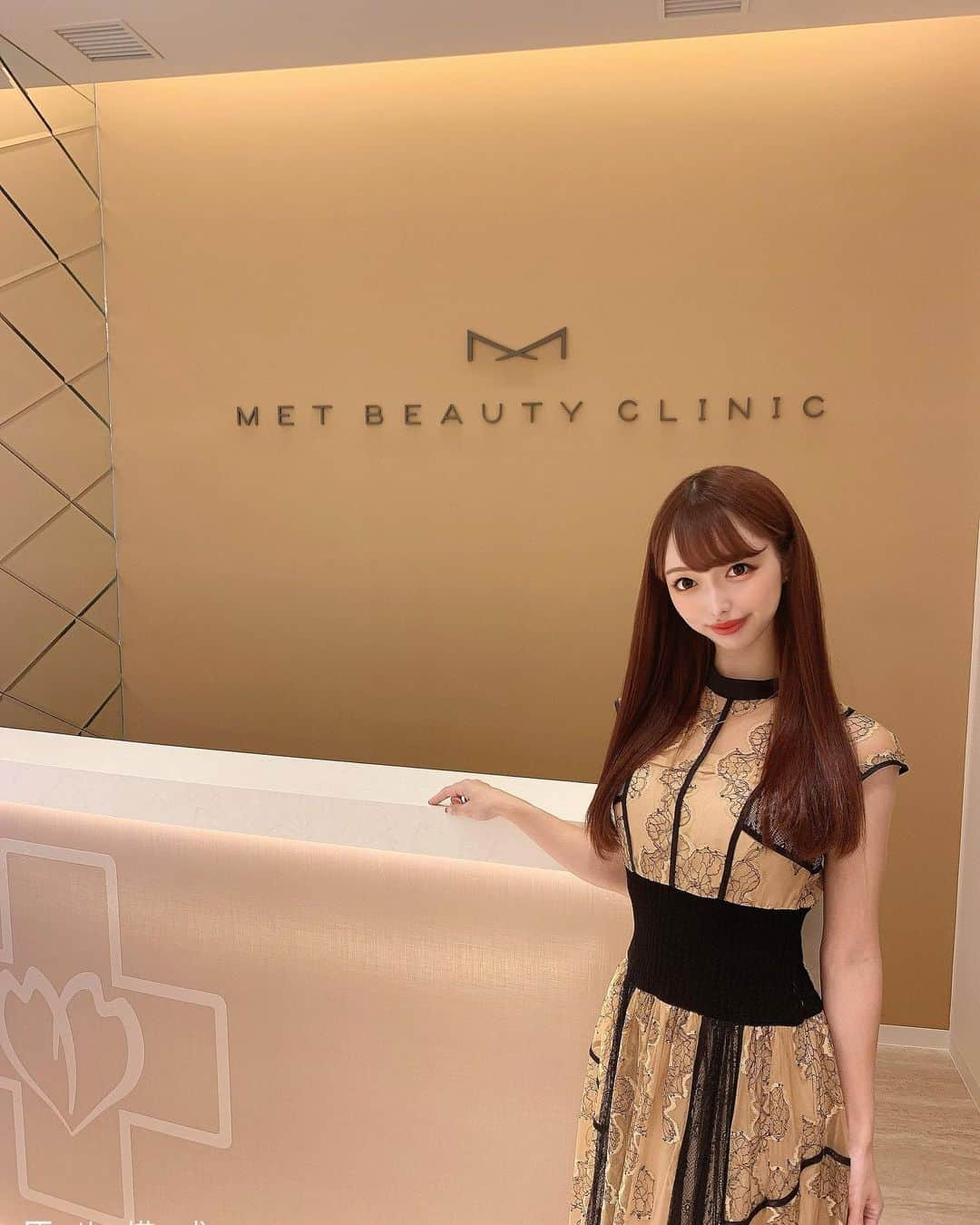 梨乃さんのインスタグラム写真 - (梨乃Instagram)「﻿ ﻿ ﻿ 表参道に新しくできたMET BEAUTY CLINICさん【 @met_beauty_clinic 】で念願の眉毛のアートメイクをしてきたよ❤️﻿ ﻿ ﻿ ﻿ 院内が洗練されていて、とっても綺麗でした👸🏼💖🏰👑💍﻿ ﻿ ﻿ ﻿ 入り口から、カウンセリングルームや施術室、パウダールームまで全てが素敵な空間で、どこで写真を撮っても映えたよ🤳💕﻿ ﻿ ﻿ ﻿ 初めてのアートメイクで楽しみ半分、緊張していましたが、丁寧にカウンセリングしていただき安心して施術をお願いできました🙏﻿ ﻿ ﻿ ﻿ カウンセリングからアートメイク完成まで3時間くらいでした⏰﻿ ﻿ ﻿ ﻿ 先生と美容トークしてたら、とっても楽しくてあっという間に終わりました🦋﻿ ﻿ ﻿ ﻿ 髪の毛を明るくしても、すっぴんでも馴染むように、色もデザインもナチュラルにしてもらったよ❤️﻿ ﻿ ﻿ ﻿ 黄金比でデザインしていただき、マイクロブレーディングで顔の印象ががらっと変わって大満足です😭🙏🙏﻿ ﻿ ﻿ ﻿ アートメイクはアフターケアが重要だそうなので、これからケア頑張ります🐣﻿ ﻿ ﻿ ﻿ ありがとうございました❤️﻿ ﻿ ﻿ ﻿ #metbeautyclinic #メットビューティークリニック #表参道 #表参道クリニック #美容 #美容クリニック #可愛くなりたい #アートメイク #アートメイク眉 #マイクロブレーディング #アートメイク1回目 #snidel #snidelワンピース #snidelコーデ」10月9日 12時18分 - rino_burlesque