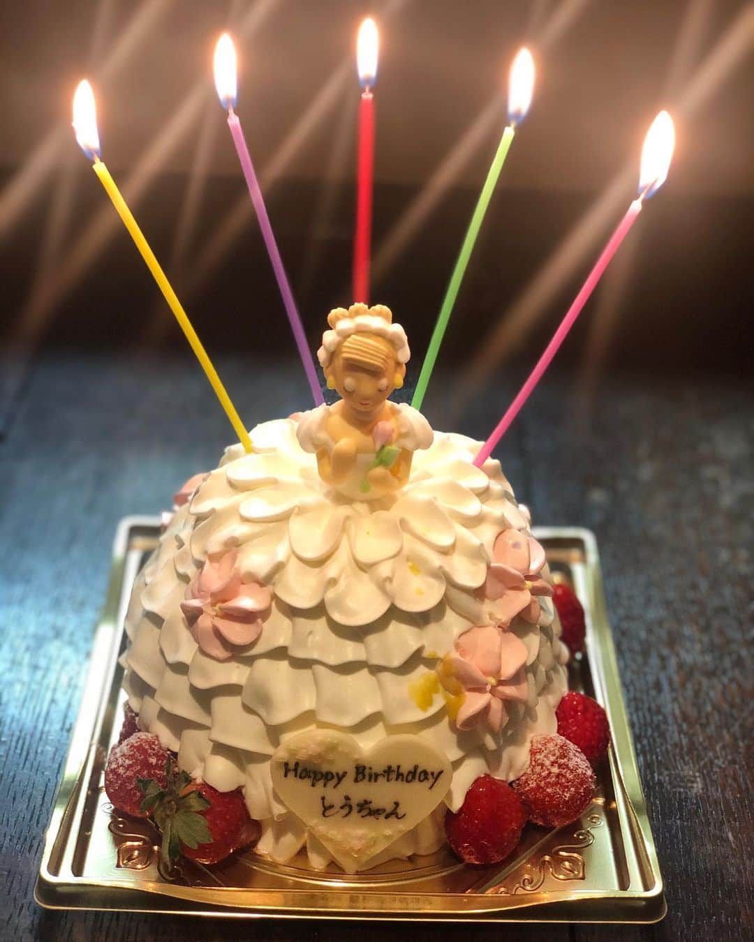 真飛聖さんのインスタグラム写真 - (真飛聖Instagram)「Happy Birthday 瞳子さん🎂  出逢って20年‥‥ 今も こうしてお祝い出来ることに 心から 感謝です✨ 今までも、そして これからも ずーっと ずーっと 大切な存在です。  瞳子さんのような  素敵な 歳の重ねかた したいなぁ〜 永遠の憧れ‥‥  これからも 沢山 笑って過ごそうね♡  大好きな とうちゃん‥‥ 心から‥‥お誕生日おめでとう🎂  ケーキ、可愛い ロウソクが、羽根みたいで 綺麗〜✨  #安蘭けい さん #瞳子さん#とうちゃん #10月9日#お誕生日 #AtelierAnniversary」10月9日 12時20分 - sei_matobu