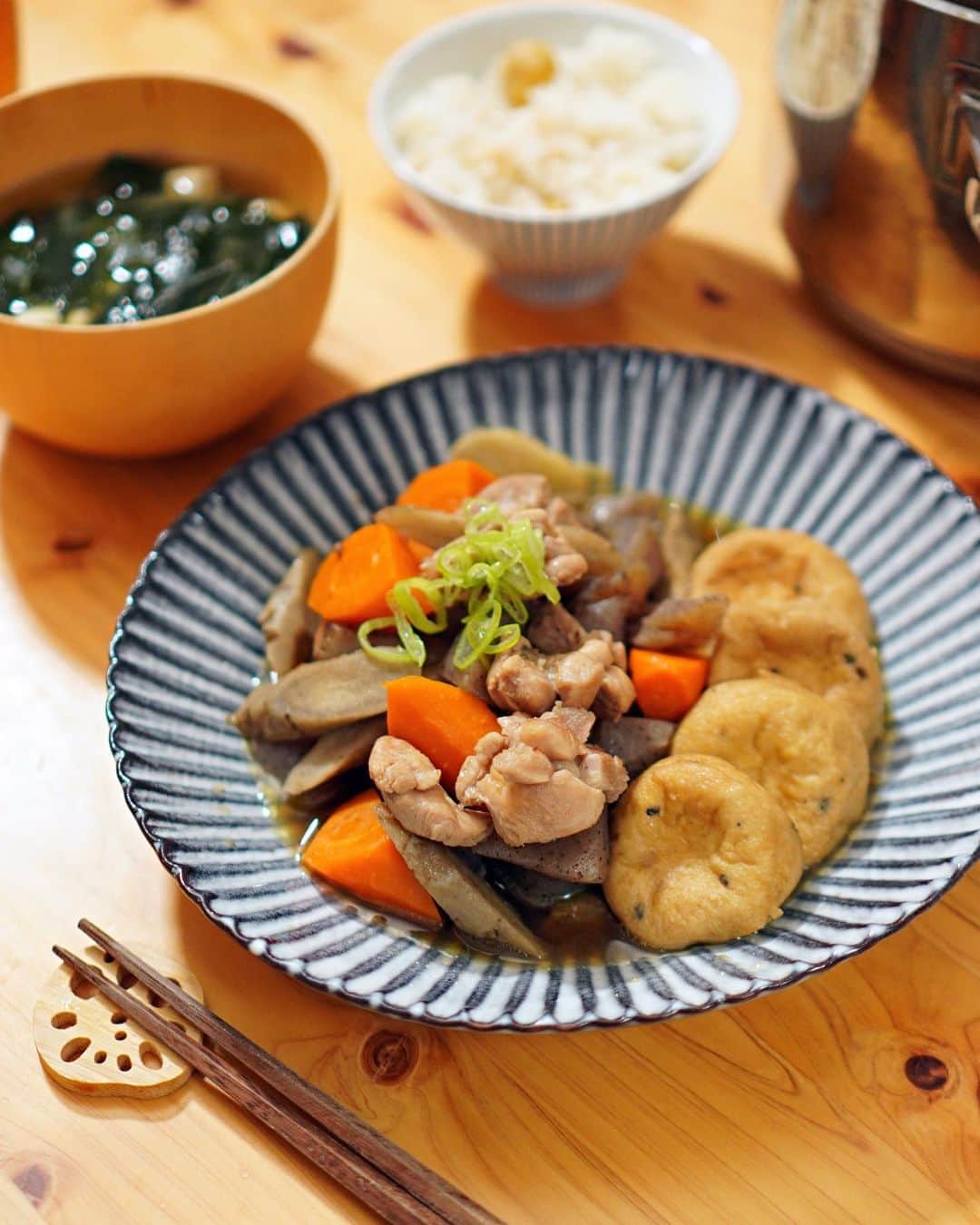 Akihiro Yoshidaさんのインスタグラム写真 - (Akihiro YoshidaInstagram)「がんも入りの煮物 わかめの味噌汁 栗ご飯  寒くなってきたので煮物 冷蔵庫の野菜が少々物足りないので、茂蔵で買ってきたちいさながんもを一緒に炊いて煮物の出来上がり きぬさやはなくてネギの青いところで彩りを急場凌ぎ😆です。まぁいつもてきとうなのですよ  最近わかめは乾燥わかめよりも、生わかめにハマっていて、生わかめの大量味噌汁。そのおかげか最近お通じがとても快調です  わかめ、こんにゃく、ごぼうと不溶性水溶性の食物繊維たっぷりなので、明日も期待できます笑(きたない話ですいません…笑💦でも、大事なこと！)  ■レシピ とりもも…1枚 ごぼう…2/3 にんじん…1本 こんにゃく…1まい がんも…お好み ① だし…100ml 醤油…大さじ3 みりん…大さじ1.5 砂糖…大さじ1 酒…大さじ2  step1️⃣. 鍋に油を熱し、鶏肉を入れ、中火で表面の色が変わるくらいまで炒める step2️⃣.こんにゃくと野菜をいれて炒め合わせる、がんももいれて①の醤油以外いれて煮立たったら醤油をいれて落とし蓋をして弱火で20分 step3️⃣. 煮汁が程よくなくなるまで煮込んだら出来上がり  #akihiroy#ばんごはん #晩御飯#晩ご飯#おうちごはん #家ごはん#晩飯#iegohanphoto #フーディーテーブル #和食ごはん #和食献立 #豊かな食卓 #私のおいしい写真 #丁寧な暮らし #料理#料理写真#wp_deli_japan #mycooking #mycook365 #てづくりごはん365 #キッチングラム#おうちごはんlover #ヨムーノメイト #料理男子#家庭料理#簡単料理# #簡単ごはん#手作りごはん」10月9日 12時23分 - akihiroy