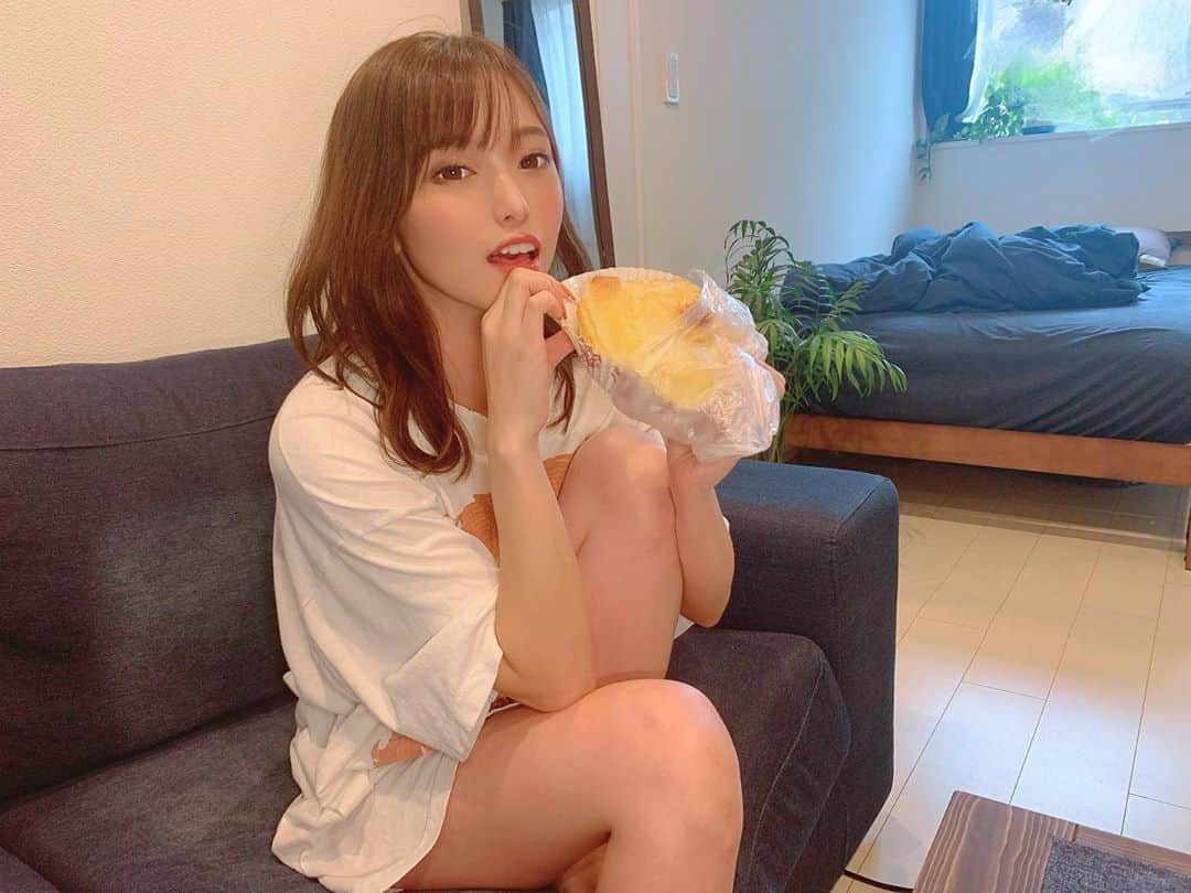 引地裕美さんのインスタグラム写真 - (引地裕美Instagram)「昨日のMV撮影📹❤️ 休憩時間のでっかいパン🍞  10月下旬公開お楽しみに。🤫💞💞  2週間に1度のバストケア🍎 3回目行ってきたよ！ @cret1090   デコルテとかもマッサージしてもらってスッキリ💆‍♀️  🦋全身脱毛初回8800円 🦋パーフェクトバスト初回5800円  #引地裕美 #モデル #rq #レースクイーン #얼스타그램 #照片 #粉我  #ゆうみ服 #패션스타그램 #데일리코디 #패션 #时装」10月9日 12時35分 - yuumihikichi