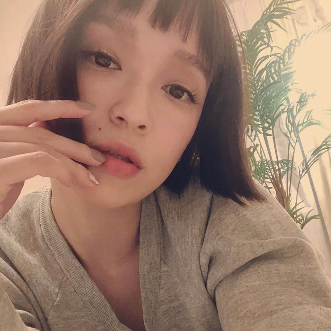 Soweluのインスタグラム：「寒いよ〜。。 急に寒くなって雨だし 憂鬱だけど 台風もくるみたいだし、気圧の変化で体調崩しやすいからお互い体に気をつけようね✴︎  しかし 人肌恋しい季節になったね〜 ・ ・ ・ 先日秋な気分のネイルに🍁 久々のショートネイルはやっぱり楽ちんで可愛い✴︎ @yu.nails7  まつ毛もキレイにメンテしてもらいました🤎 @eyeroom_mira  Thankyou!!! ・ ・ #rainyday  #haveaniceday  #☂️」