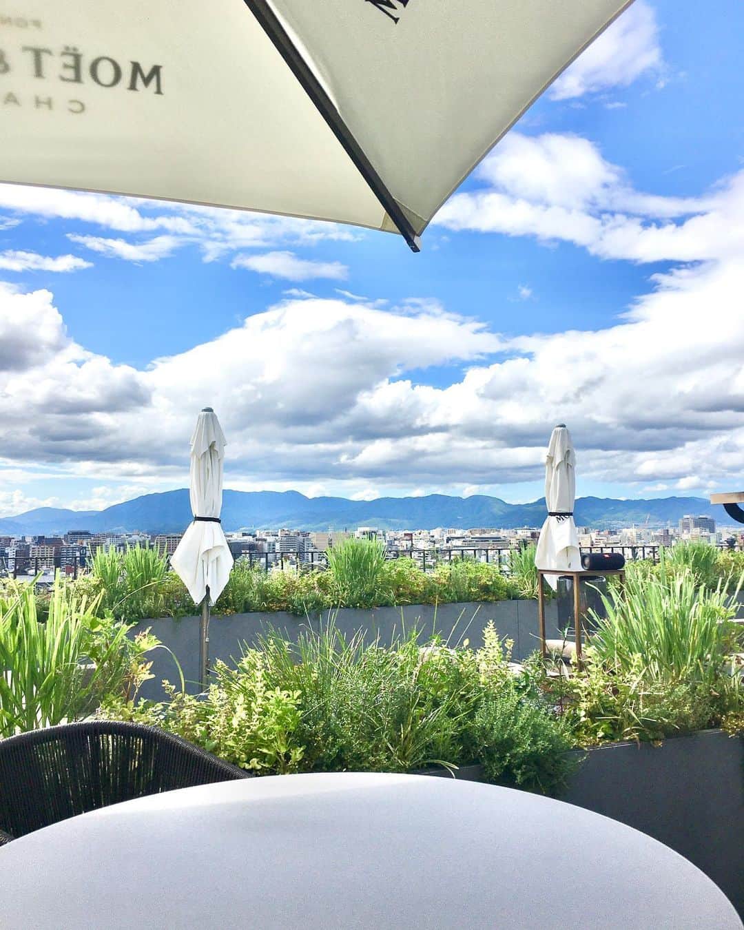 石川琴允さんのインスタグラム写真 - (石川琴允Instagram)「▶︎しばらく雨が続きそうですね☔️ : : 気分が少しでも晴れるように、 先日番組のロケで訪れた 京都の『 K36 Rooftop 』からの お写真を 🖼✨ : : 晴れた日に、京都の街並みを360°見渡せるルーフトップバーで頂くミントのdrinkは爽やかで本当に美味しかったです☺️🌿 : : 風も心地よくて どこまでも広がる空を見ながら ずっと座っていたかったです ✨ : : 夜になると、夜景にかわりより一層ルーフトップBARの良さが💕 : : 京都旅行へ来た方々が 夜になるとこのルーフトップBAR目当てに、沢山の方々が外部からtaxiで足を運んでいました ✨ : : 京都旅行の一日の締めくくりには ぴったりな場所です☺️🏙 : ぜひ、京都を訪れた際に覗いてみてください🙏🏻🌿 : : #京都 #ホテル青龍 #k36thebar  #k36rooftop  #k36rooftopbar  #京都旅行 #ルーフトップバー」10月9日 12時31分 - kotopon09