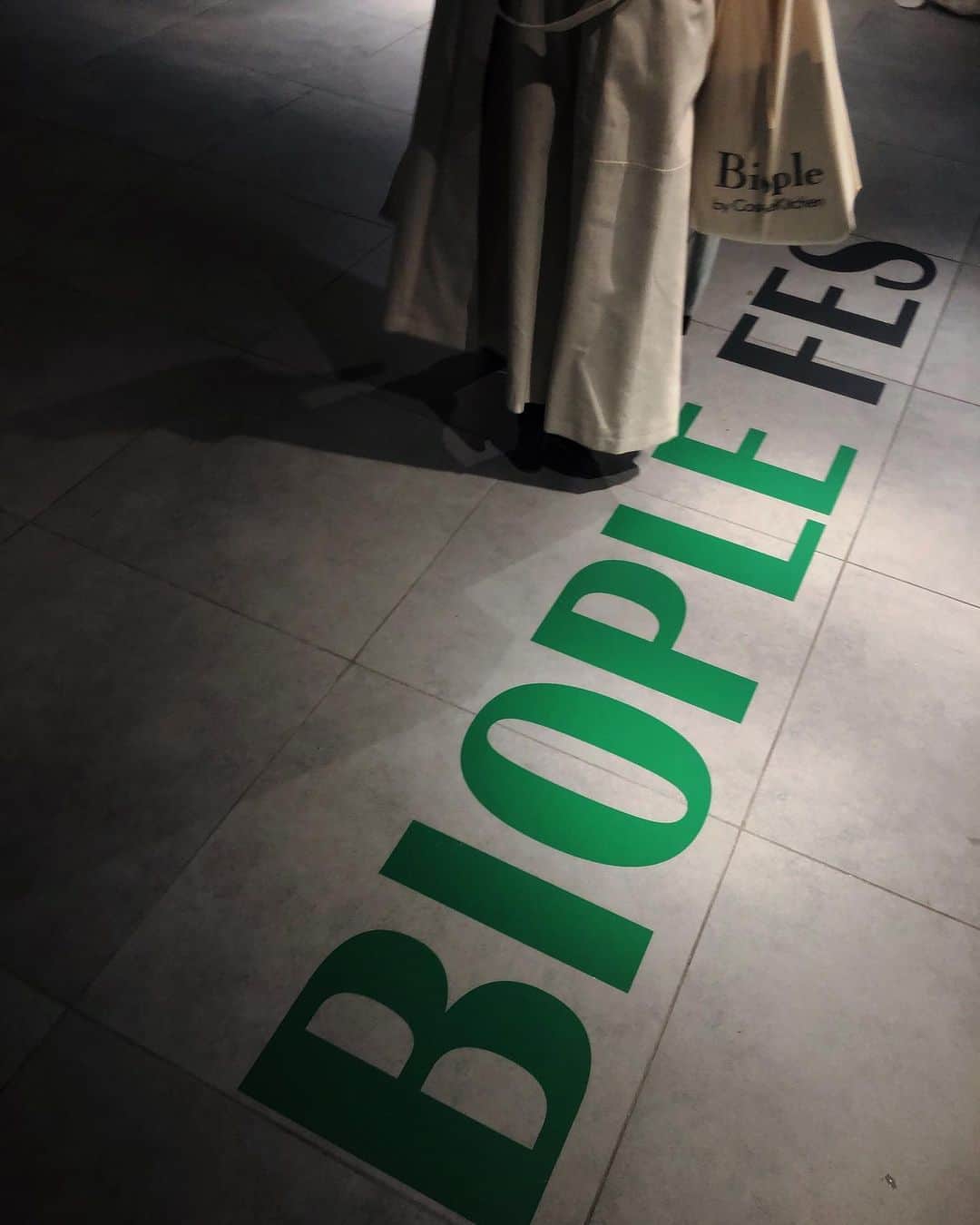 JUNNAのインスタグラム：「@biople   BIOPLE FESへ  今回のテーマは With your five senses  「何が自分らしく、心地よいのか」 自分で自分を癒す方法に耳を傾け、答えを得るために五感を研ぎ澄ます...。  私もここ数年気にかけているテーマで 今回のBiople by CosmeKitchen のフリーペーパーに参加させていただきました。  このフリーペーパーは全国の Biople by Cosmekitchen店舗で 手にしていただけるそうです☺️  自分らしくって？ と難しく考えることはなく  自分と向き合うきっかけや、 それをサポートしてくれるアイテムが @biople には沢山🌿  つい先日オープンした @biople_sancha にも早く遊びに行きたいな🤍  #bioplefes #bio #biople #ビオ #コスメキッチン #cosmekitchen  #bioplebycosmekitchen」