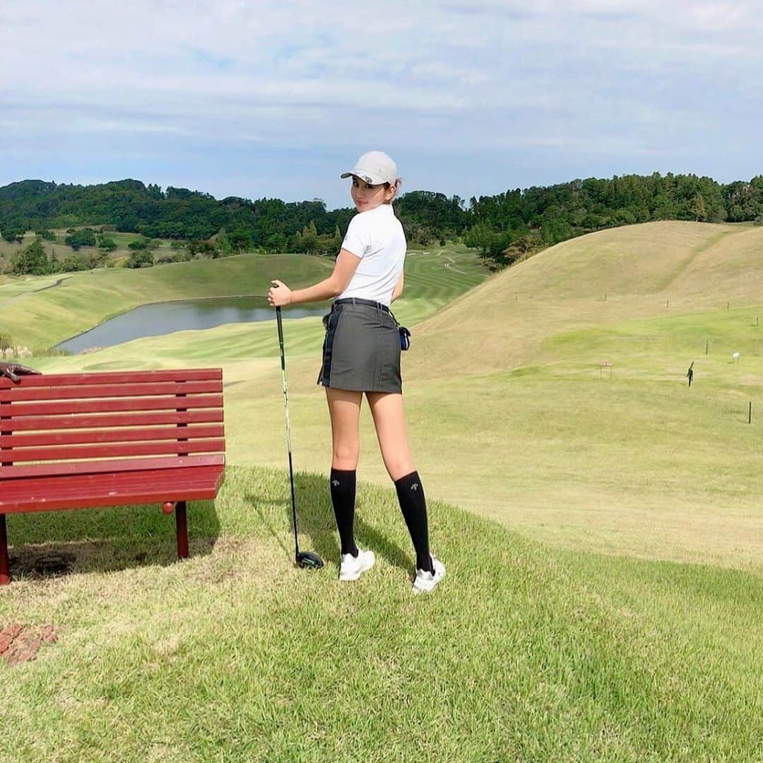 AYUMIのインスタグラム：「. ・ 上総モナークcc⛳️ ・ 難しかったー😩 でも好きなゴルフ場💕 ・ レギュラーからやったら人生最低スコアだった🤣 ・ そして今夏のゴルフはブヨに刺されまくって脚が終わりました🐝汚。 ・ ・ #上総モナーク #上総モナークカントリークラブ #デサントゴルフ」