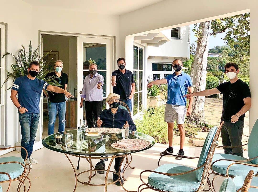 ボブ・サゲットのインスタグラム：「A lovely socially distanced lunch today thanks to the dearest friend and National Treasure, Norman Lear. The gents surrounding our friend @thenormanlear proving that masks and their purpose is real— Left-to-right are: @erichirshberg @paulhipp @paulreiserofficial Uh, me, @phil.rosenthal and Norman’s grandson Griffin, who wanted you to know, he is single. Being able to see friends safely when you can is so special right now.  📸 @carmensandiegola」
