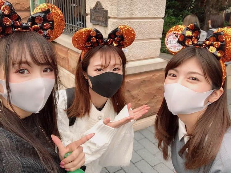 熊林保奈美のインスタグラム：「* . 寿司ざんまいでしか集まったことのない おしゅしの人たちと ついに夢と魔法の王国に行ってきました🐭🏰💗 . 安定のわちゃわちゃと 安定の可愛さと 安定の癒しでした〜☺️ . バースデーシールは雨により もらって数分で剥がれ落ちた😂 . また2人に楽しんでもらえるように ディズニーの知識蓄えとこ😆 2人ともありがとう💗 . * #tokyodisneyresort #tokyodisneysea #tds #dハロ #レースクイーン #RQ #熊林保奈美 #道産子 #Japanesegirl #paddokgirls #pitgirl #instalike #맞팔 #selfie #selca #キューティーズは目の保養」
