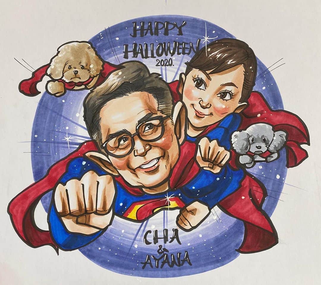 似顔絵★𝗚𝗢𝗥𝗜𝗞𝗜𝗡𝗚のインスタグラム：「. . #gorikingのハロウィンシリーズ2020  . . 昨晩描いていたのは、 かとちゃんあやちゃんご夫婦❤️❤️  . . この前のバイキングに出演されていた綾菜さん⭐️✨  お互いがお互いへの思いやりと、助け合いで、毎回ほんと素敵だと思うーーーー！😭🙏❤️❤️  . .  当たり前、、、には、なかなか出来ないんだなこれが、、、見習わないと😳🔥🔥🔥✨まずは自分から、、、←もう何度も思ったww  . .  お二人見てたらスーパーマンが浮かんできました😍💕  もう、わんちゃんも含めて加藤家全員変身だーー🤣🤣❤️  . .  次のハロウィンシリーズも またグループ物です❣️お楽しみに👍⭐️✨   .  .  .  タグ付け、リポスト大歓迎❤️✨ ※勝手に商品化したり タグ付け、リポスト以外の無断仕様はご遠慮ください(￣∇￣)❗️ . . . .  ❌❌現在は、予約受付終了してます❌❌ 。 . . .  2020年度ご予約のお客✨ 現在85番までの方へ案内中です🌟✨💕 DMの確認いただきgmailへ返信宜しくお願い致します🙇‍♀️🌟✨✨ . . . .  次回の予約応募は、2020年のご予約分を書き終える予定の 来年春から夏頃の、、、予定です。 ※あくまでも予定なので前後します🙇‍♀️ . . . .  オーダー再開の際には 人数制限あるため必ず予約ができるわけではございません。 そのことも踏まえた上で 次回ご検討いただけると嬉しいです(^^) . . また、結婚式の使用を考えてくださる方も多いです✨  前々からお伝えしていますが、 基本的に予約順に対応しているため、 近々の納期を希望される方は、 対応できないこともあるので、 あらかじめご了承ください💦 . . . . . ※今回予約が取れた方へ※ . .  写真がまだ用意できてない、入金が遅れそうなど、状況により、順番が前後することもございます‼️ あらかじめご了承ください。 。 . . . また、芸能人、キャラクターのオーダー、パロディ風オーダーはお断りしています。  芸能人については、ご本人様に直接プレゼントなどはOKです。 . . . . . . 💰料金表は過去投稿記事みてね❤💰 . . . . . ➡️ハッシュタグ⇨ goriking117料金表2019⬅️ . . ✨✨✨✨✨✨✨✨✨✨✨✨✨✨✨✨ @by.goriking のアカウントでは、 過去書かせて頂いたお客様方からの、 似顔絵のその後のお写真をいただき、 投稿しております^ - ^❤️❤️ 玄関に飾ってある似顔絵、 渡した瞬間のお写真、 ご本人とのお写真などなど💕 いろんな場面でのお写真お待ちしております^ - ^✨⭐️ . . . .  #似顔絵#pencildrawing#drawing#pencil#illust#painting#art#artwork#絵描きさんと繋がりたい#似顔絵師#gorikingの似顔絵屋さん#ハロウィン#halloween#halloweenart#仮装#スーパーマン#superman#加藤茶#加藤綾菜 #ドリフターズ#ハロウィンコスプレ#コスプレ#Japan#🇯🇵#comicart#anime#animeart#comicartist#animejapan」