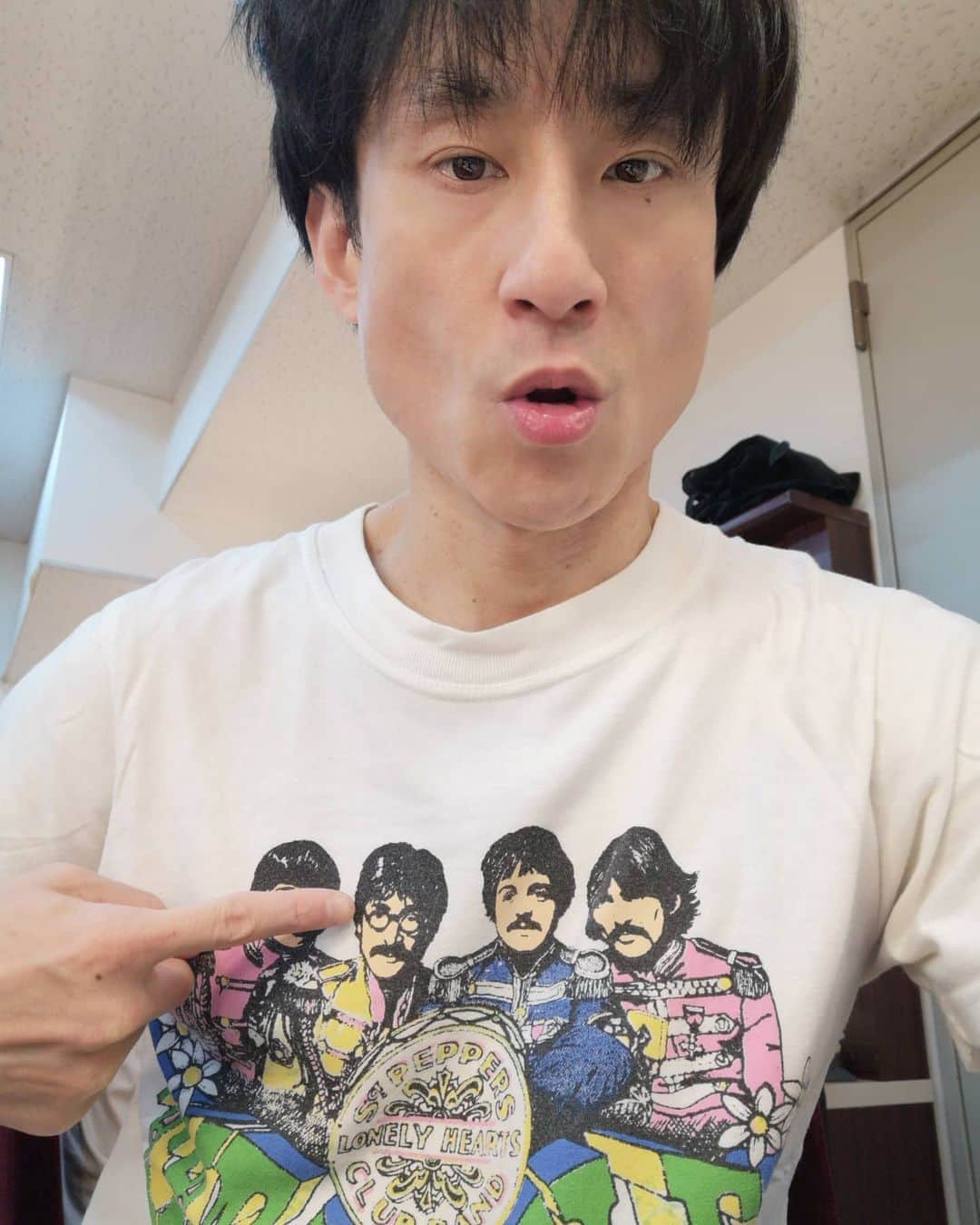 のインスタグラム：「また一つ年を重ね、人生の半世紀が終わりました。。五十。ありがとう命。今まで数々の出来事があり、出会いがあり、経験がありました。あとどれくらい生きれるのか分かりませんが、出会えた人との経験は、大事にしていきたいと思います。そんな人生の折返しは、地元大阪で『フラッシュダンス』という舞台に立ち生きていました😄感謝です。そして、四十代最後の晩餐は、お好み焼き😅関西人やなー、、 今日という日、同じ生誕日のこのお方のTシャツを着て。。。 #フラッシュダンス  #五十路  #誕生日🎂  #お好み焼き  #ジョン・レノン」