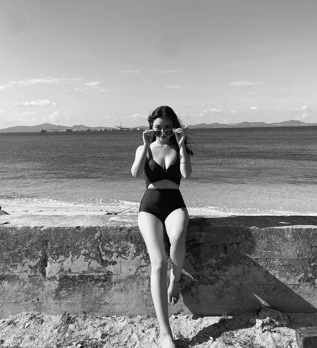のインスタグラム：「🖤🤍🖤  #onepiecebikini  #okinawa #okinawabeach #privatebeach」