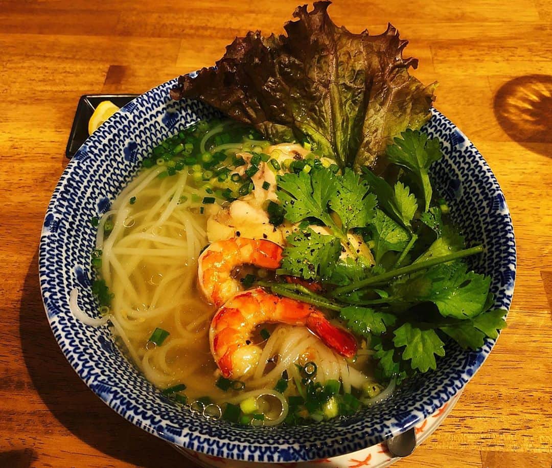 佐古真弓さんのインスタグラム写真 - (佐古真弓Instagram)「お仕事終了。 お腹ぺこぺこなのでスタジオ近くのお店でサクッと食べて帰ります🍽 #おそとごはん #フォー #ベトナム料理」10月9日 12時46分 - _sacomayumi_