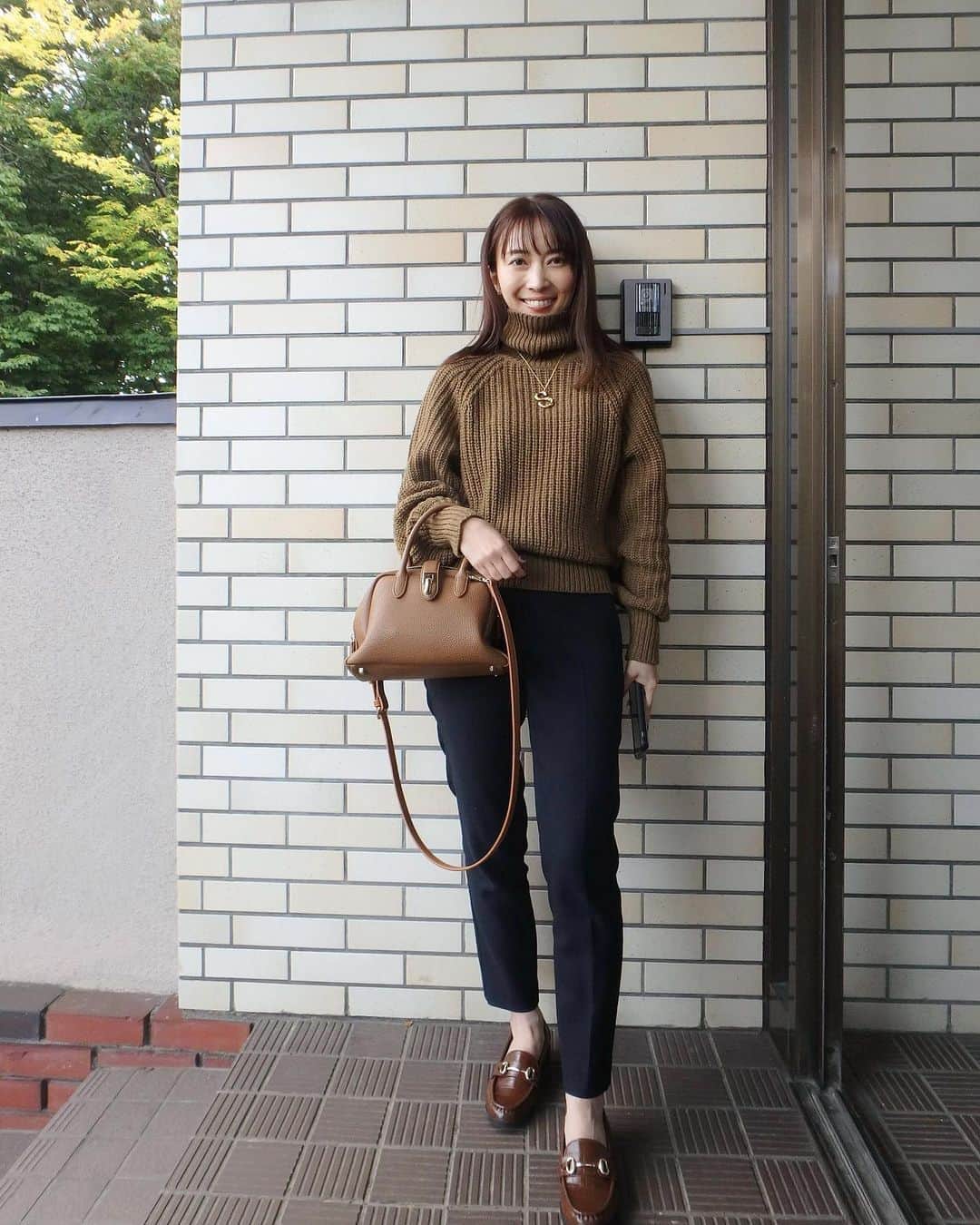 rats1316のインスタグラム：「・ ニット　@uniqlo_ginza  パンツ　@plst_official  靴　@gu_for_all_  バッグ　@urban_research  ・ ・ ・ ニットはUNIQLO Uのもの🧶 パンツは卒園入学式で着たスーツのもの👖 guの靴が高見えで◎ ・ ・ ・ #ママ#ママコーデ#ママファッション#code #ootd#outfit#mamagirl#北海道ママ#札幌ママ#三児の母#お洒落さんと繋がりたい#プチプラコーデ#今日のコーデ#ママライフ#ロカリ#スナップミー#mineby3mootd#ponte_fashion#4yuuu#きょコ#今日の服#大人カジュアル#主婦#男の子ママ #ビュースタグラマー#mamagirl_sugotoku」